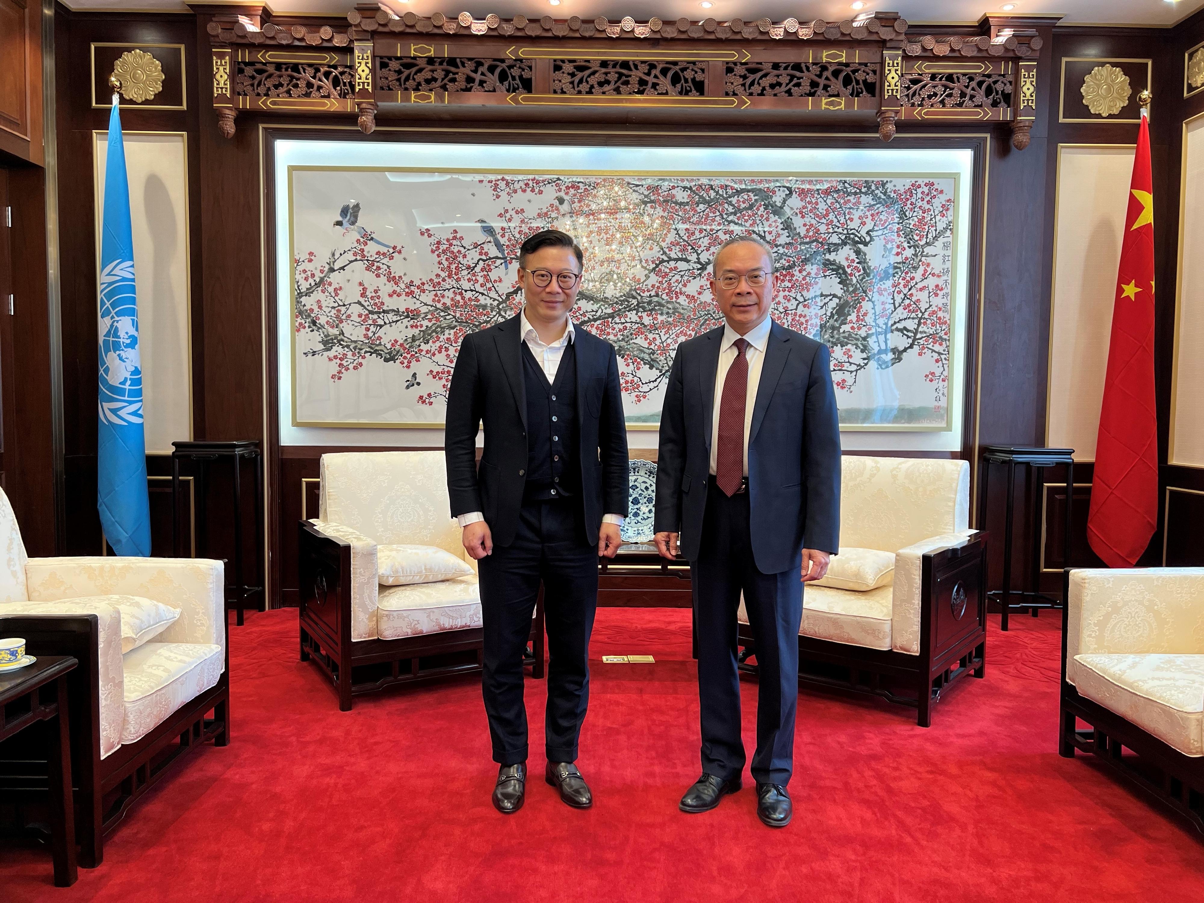 律政司副司長張國鈞（左）於三月七日（維也納時間）在奧地利維也納拜會中華人民共和國常駐聯合國維也納辦事處和其他國際組織代表、特命全權大使李松（右）。
