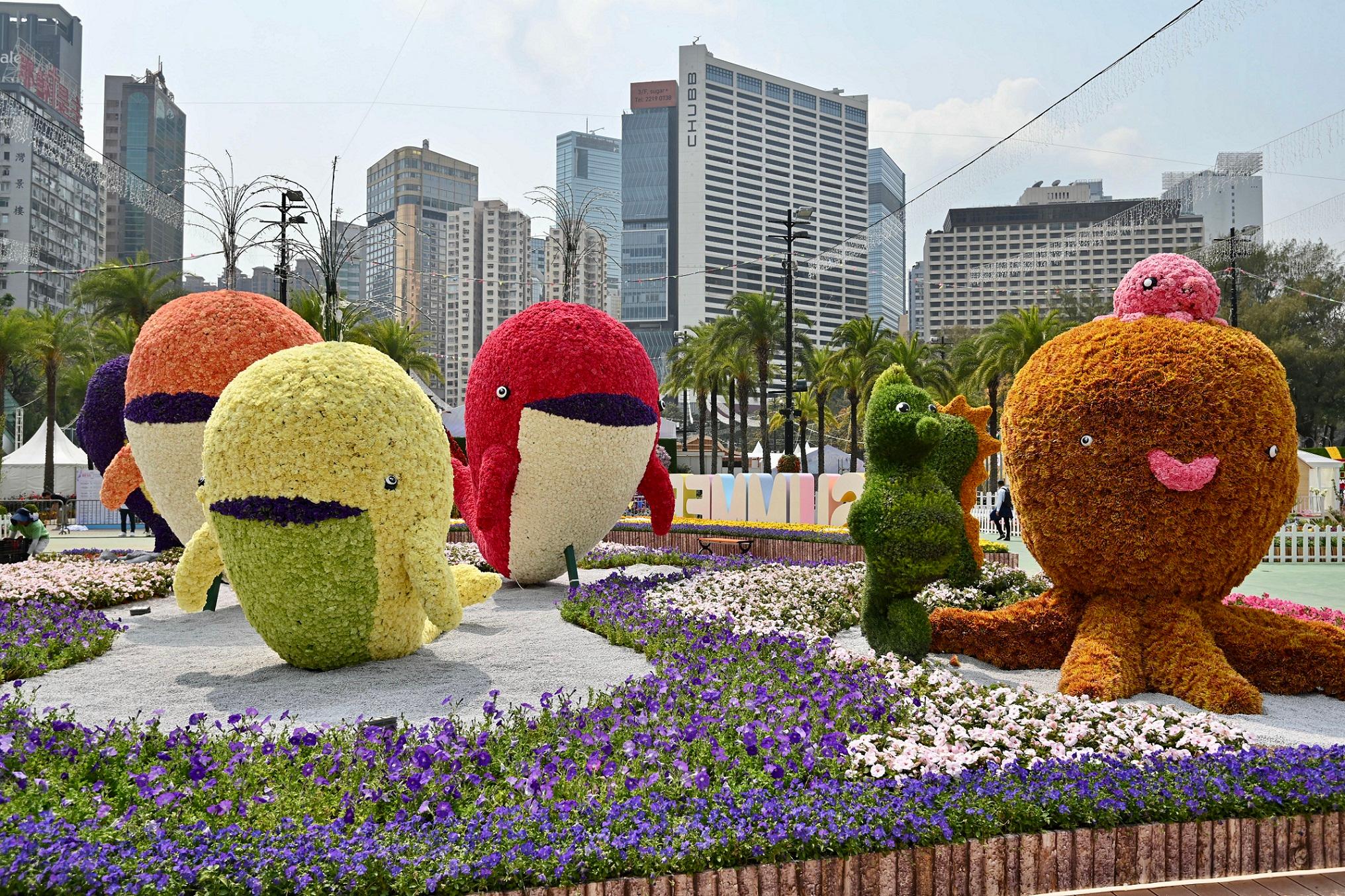 The Hong Kong Flower Show 2023 will be held at Victoria Park from tomorrow (March 10) until March 19. This year's flower show features "Bliss in Bloom" as the main theme and hydrangea as the theme flower. Large-scale flower plots along the axis of the showground are decorated on the theme of four seasons with vibrant hydrangeas and installations in seasonal colours. Photo shows the floral display themed on summer.