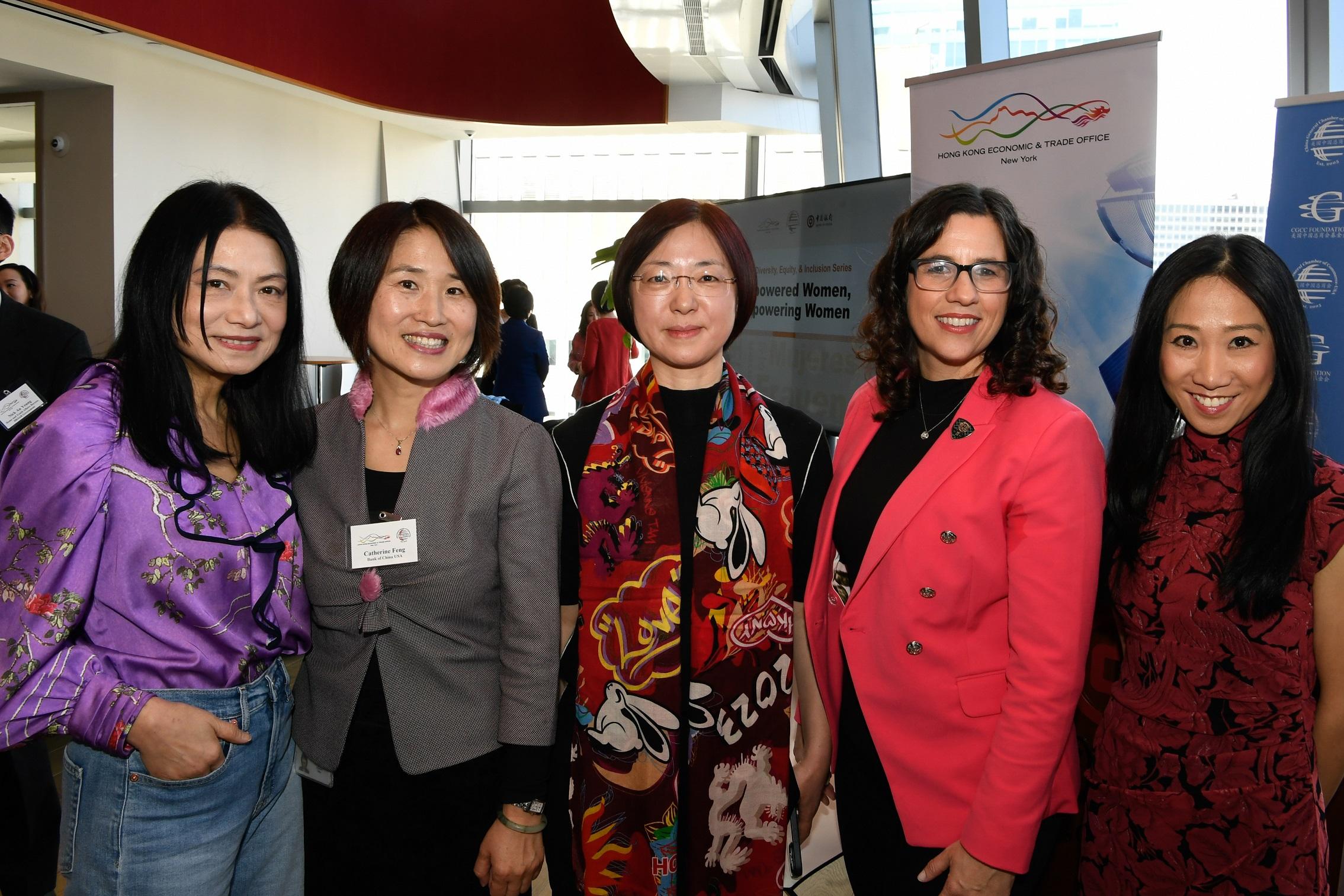 為慶祝國際婦女節，香港駐紐約經濟貿易辦事處（香港駐紐約經貿辦）於三月八日（紐約時間）與美國中國總商會合辦以「婦女賦權．提升女性地位」為主題的午餐會，吸引超過40位來自紐約智庫、商界、創意產業和體育界的女性領袖參加。（由左至右）著名時裝設計師Vivienne Tam、中國銀行高級副總裁馮玉慧、美國中國總商會副主席兼中國工商銀行美國區域管理委員會主席張劍宇、NBA布魯克林籃網隊全球合作夥伴關係執行副總裁Catherine Carlson和香港駐紐約經貿辦處長聶繼恩都有在會上發言。