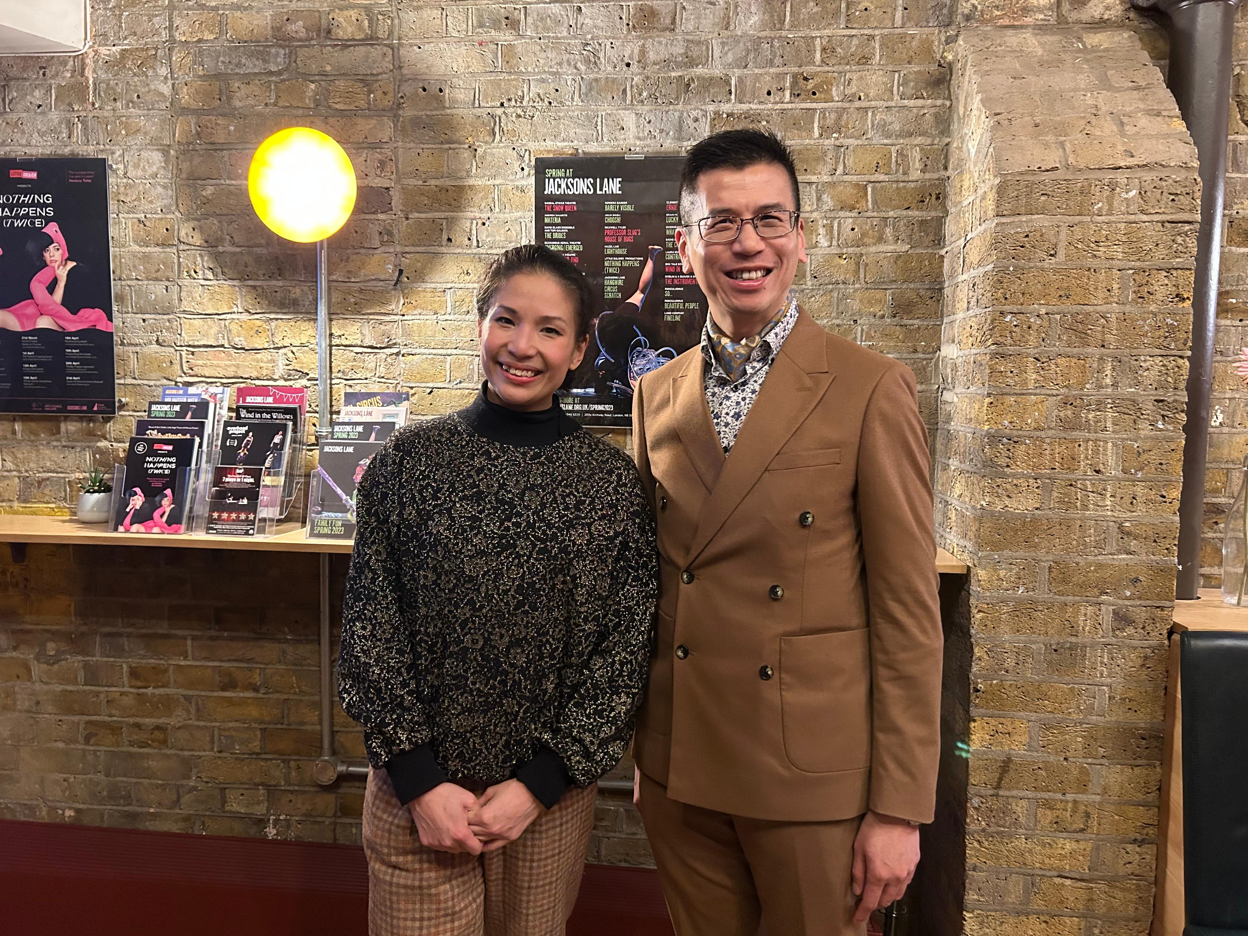 香港駐倫敦經濟貿易辦事處（倫敦經貿辦）支持香港舞蹈及馬戲藝術家藍凱晴三月八日（倫敦時間）在倫敦Jacksons Lane的演出。圖示倫敦經貿辦處長羅莘桉（右）與藍凱晴（左）。  