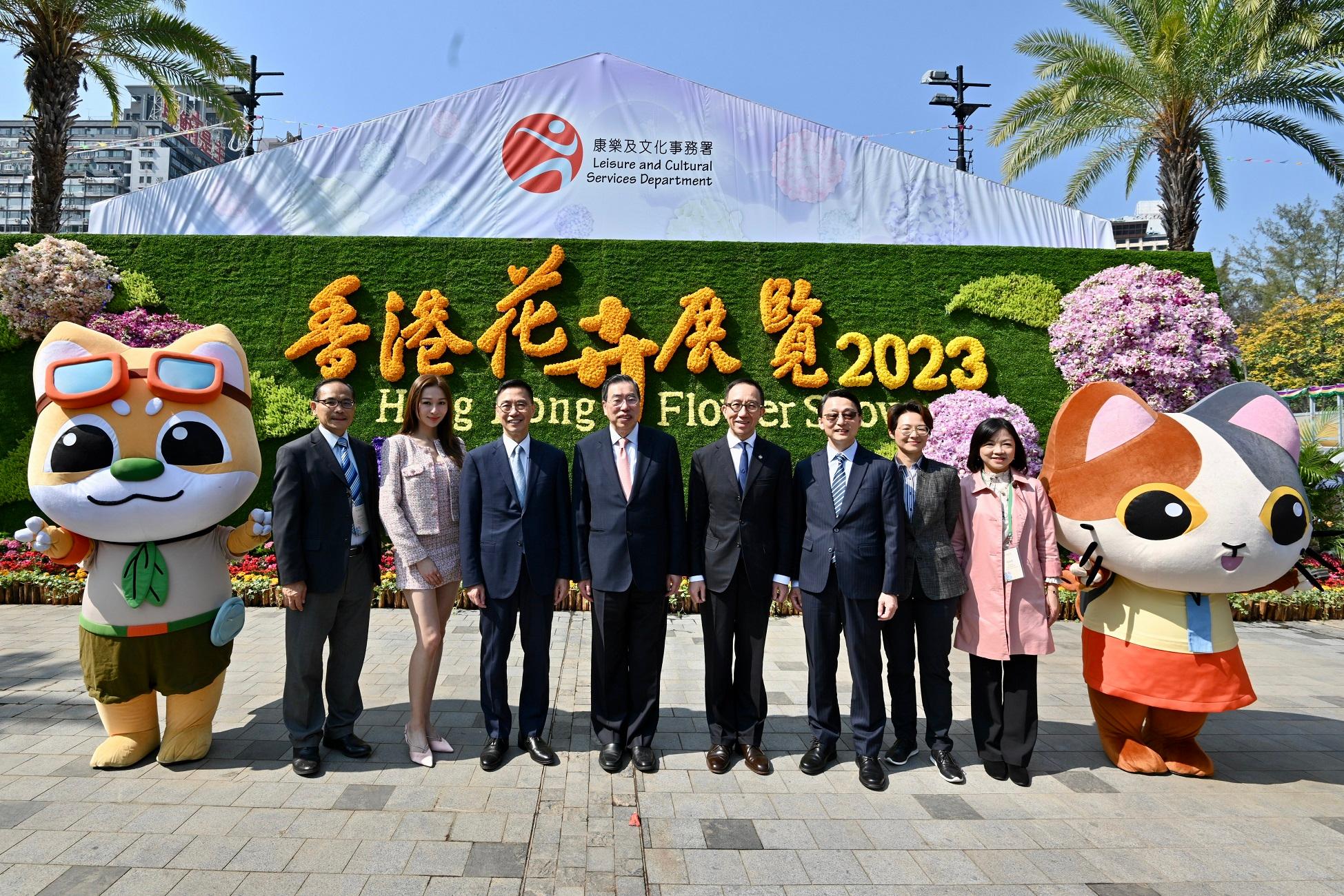 The annual spectacular Hong Kong Flower Show opened at Victoria Park today (March 10) with some 400 000 flowers on display, including about 40 000 hydrangeas as the theme flower. Photo shows (from left) Assistant Director (Leisure Services) of the Leisure and Cultural Services Department (LCSD) Mr Luk Chi-kwong; the champion of Miss Hong Kong 2022, Denice Lam; the Secretary for Culture, Sports and Tourism, Mr Kevin Yeung; the President of the Legislative Council, Mr Andrew Leung; the Executive Director, Charities and Community of the Hong Kong Jockey Club, Dr Gabriel Leung; the Director of Leisure and Cultural Services, Mr Vincent Liu; the Deputy Director (Leisure Services) of the LCSD, Ms Winnie Chui; and the Chairperson of the Show Committee of Flower Show, Ms Tina Tai, in front of the colourful three-dimensional hydrangea flower wall.