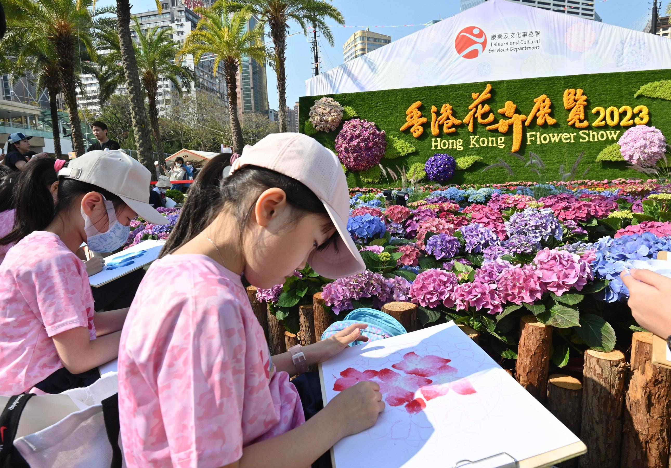 每年一度的賞花盛事香港花卉展覽今日（三月十日）在維多利亞公園開幕，展出約四十萬株花卉，包括約四萬株主題花繡球花。今日舉行的賽馬會學童繪畫比賽吸引約一千六百名學生參與。