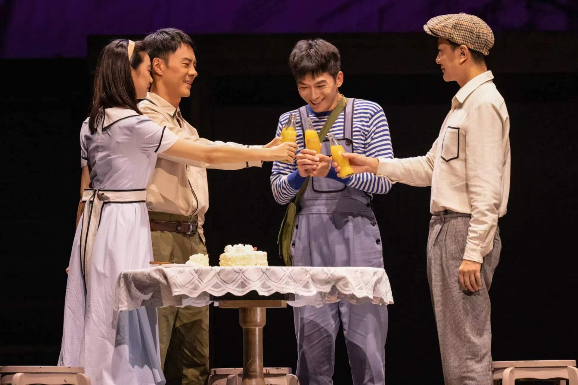 由康樂及文化事務署呈獻的滬語舞台劇《繁花》（第一季）將於四月下旬在香港文化中心大劇院上演，首度亮相香江。圖示滬語舞台劇《繁花》（第一季）劇照。