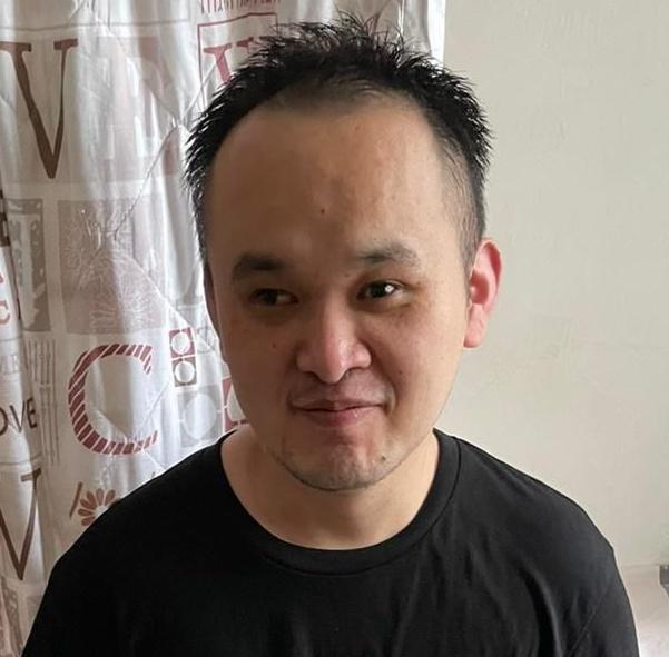 Chen Jucheng, aged 32, is about 1.7 metres tall, 65 kilograms in weight and of medium build. He has a round face with yellow complexion and short black hair. He was last seen wearing a red jacket, black trousers and black sport shoes.