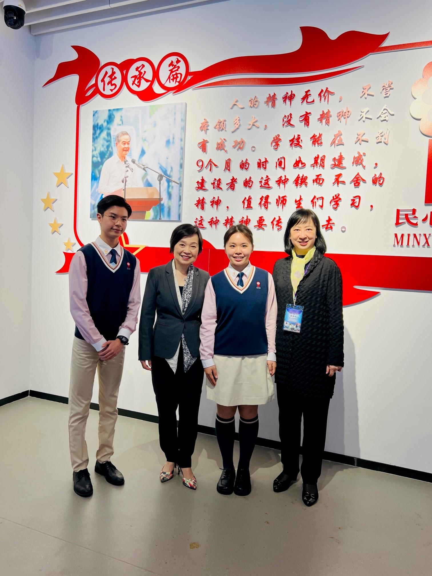 The Secretary for Education, Dr Choi Yuk-lin, continued to lead a delegation to visit Nansha, Guangzhou, and visited Minxin Hong Kong School (Guangzhou Nansha) today (March 10) to understand more about the study situation of Hong Kong students on the Mainland. Photo shows Dr Choi (second left), the Permanent Secretary for Education, Ms Michelle Li (first right), and student ambassadors.
