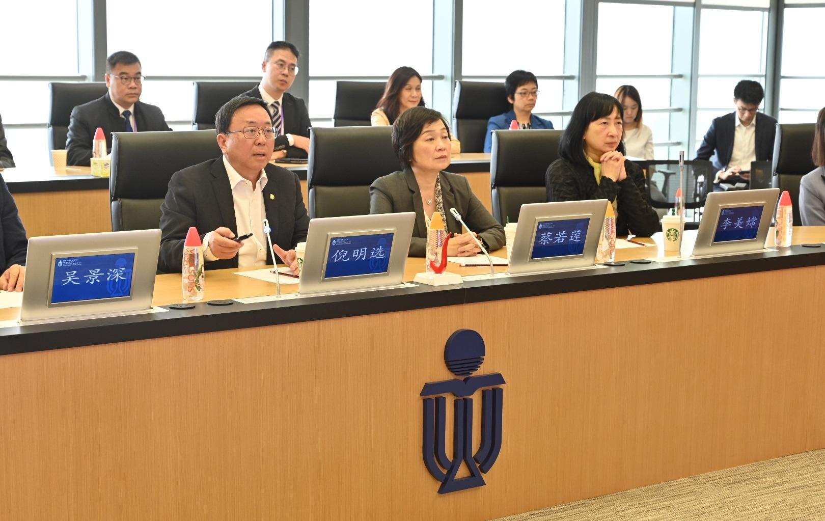 The Secretary for Education, Dr Choi Yuk-lin, continued to lead a delegation to visit Nansha, Guangzhou, and visited the Hong Kong University of Science and Technology (Guangzhou) (HKUST(GZ)) today (March 10). Photo shows Dr Choi (front row, centre) and the Permanent Secretary for Education, Ms Michelle Li (front row, right), attending a thematic seminar and listening to a presentation by the President of HKUST(GZ), Professor Lionel Ni Ming-shuan (front row, left), to learn more about the development opportunities in Nansha and major Guangzhou-Hong Kong co-operative projects, with HKUST(GZ) as an example.