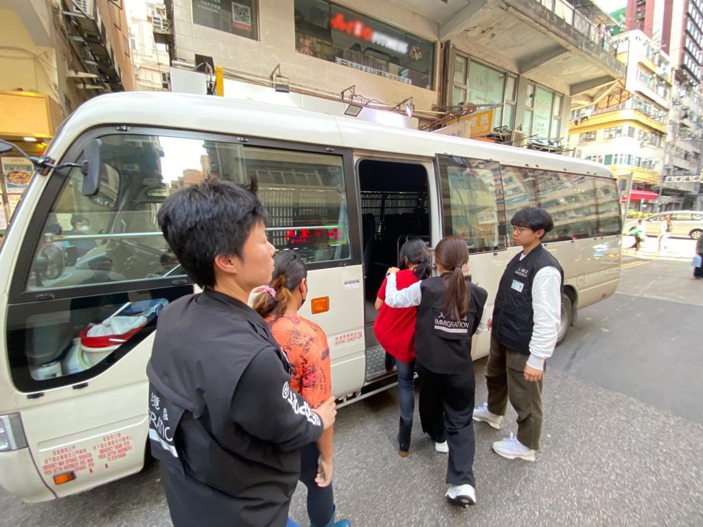 入境事務處三月六日至昨日（三月九日）一連四日在全港各區展開反非法勞工行動，分別是代號「曙光行動」和連同香港警務處執行的「冠軍行動」及「風沙行動」。圖示懷疑非法勞工在行動中被捕。