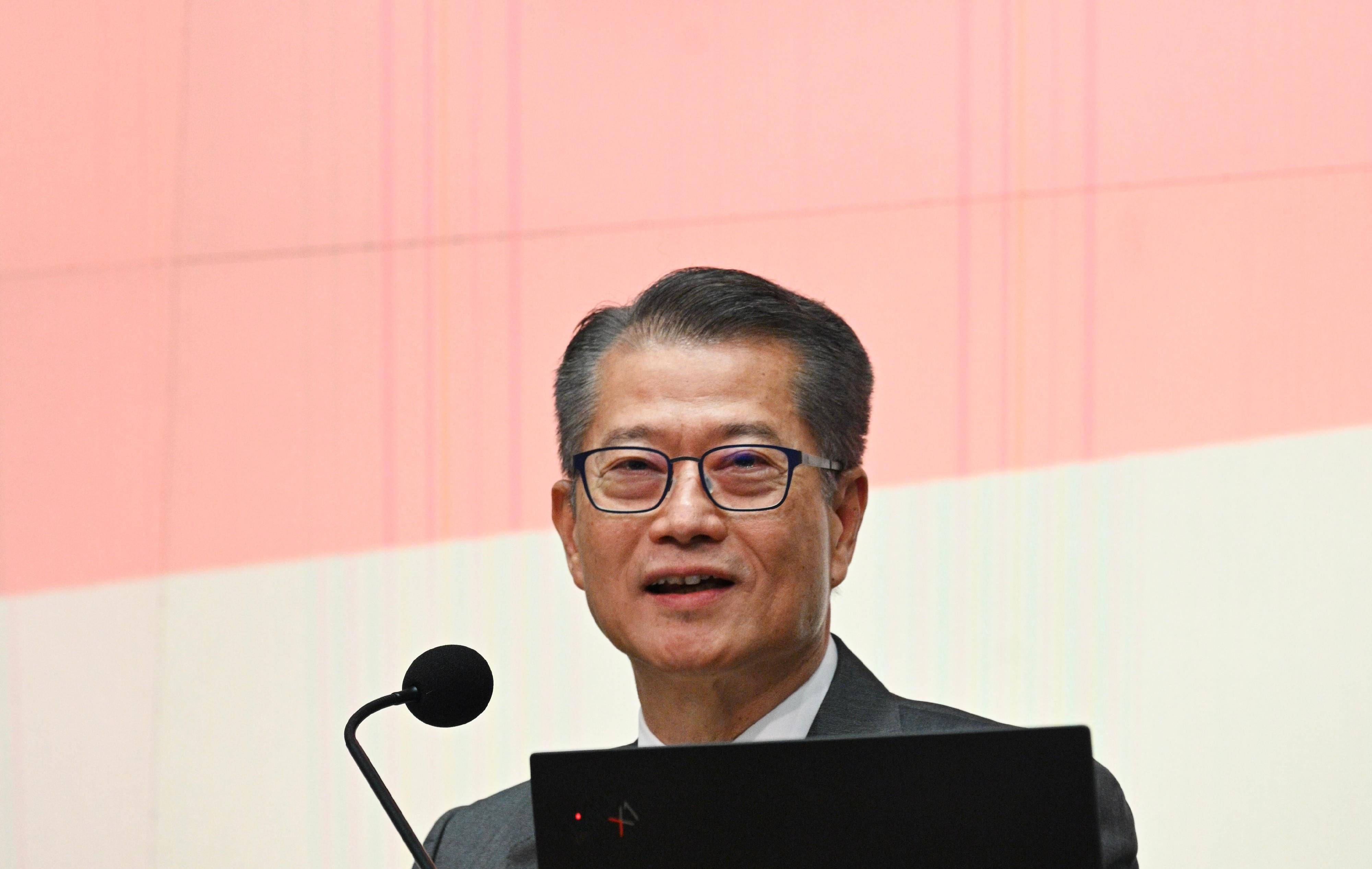 財政司司長陳茂波今日（三月十日）下午在添馬政府總部舉行記者會，公布2023年消費券計劃的詳情。
