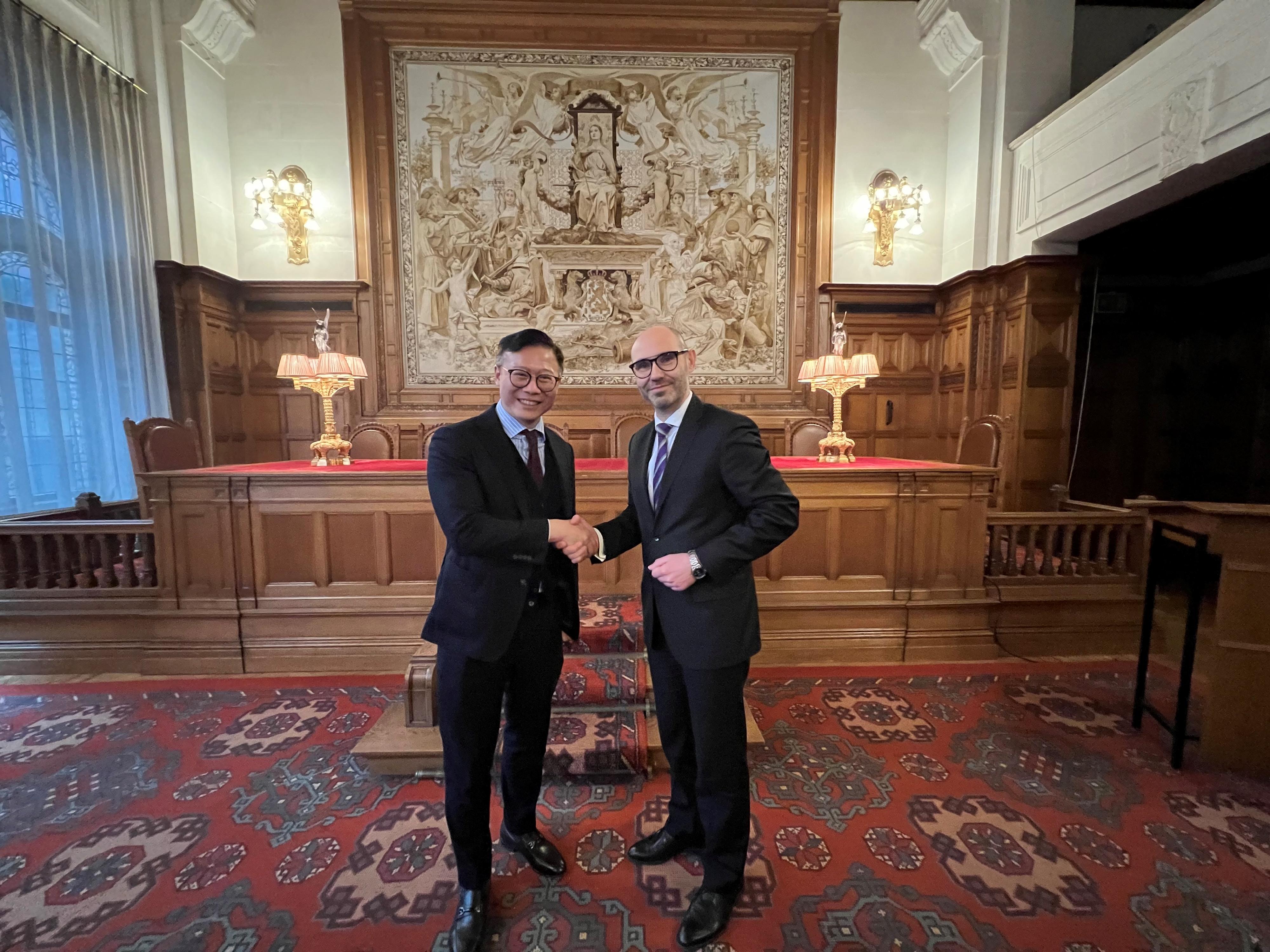 律政司副司長張國鈞（左）在三月十日（海牙時間）與常設仲裁法院秘書長Marcin Czepelak博士（右）於荷蘭海牙的常設仲裁法院合照。