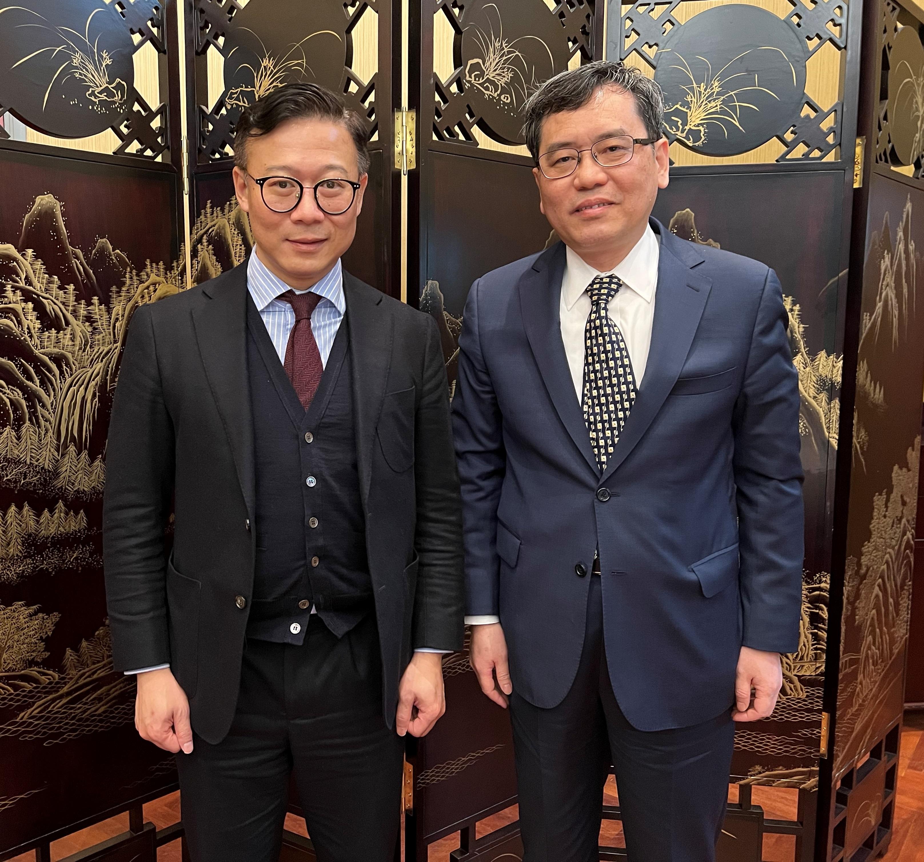律政司副司長張國鈞（左）在三月十日（海牙時間）於荷蘭海牙拜會中華人民共和國駐荷蘭王國特命全權大使談踐（右）。