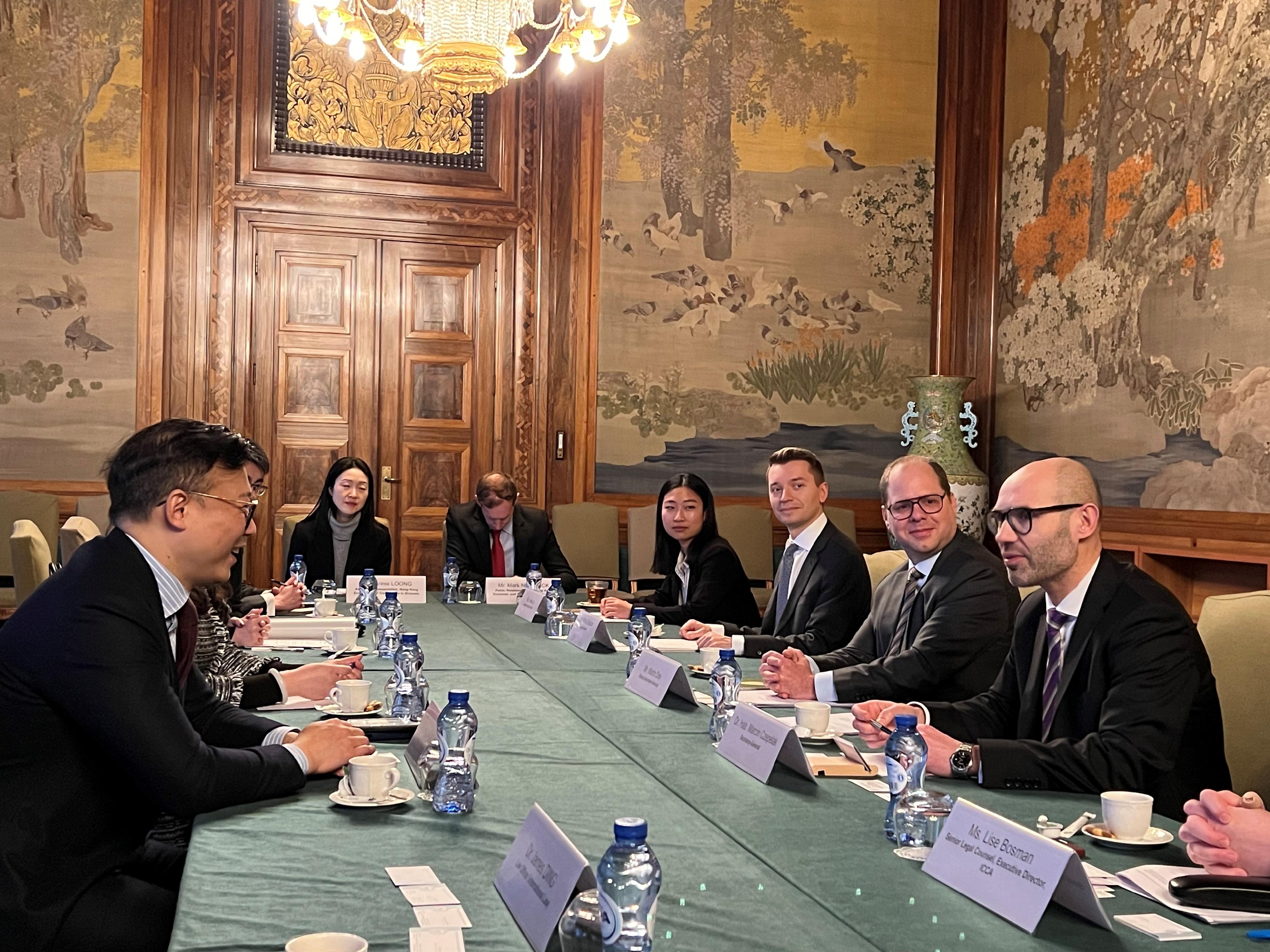 The Deputy Secretary for Justice, Mr Cheung Kwok-kwan (first left), met with the Secretary-General of the Permanent Court of Arbitration (PCA), Dr Hab Marcin Czepelak (first right), and PCA's senior officers in The Hague, the Netherlands, on March 10 (The Hague time).
