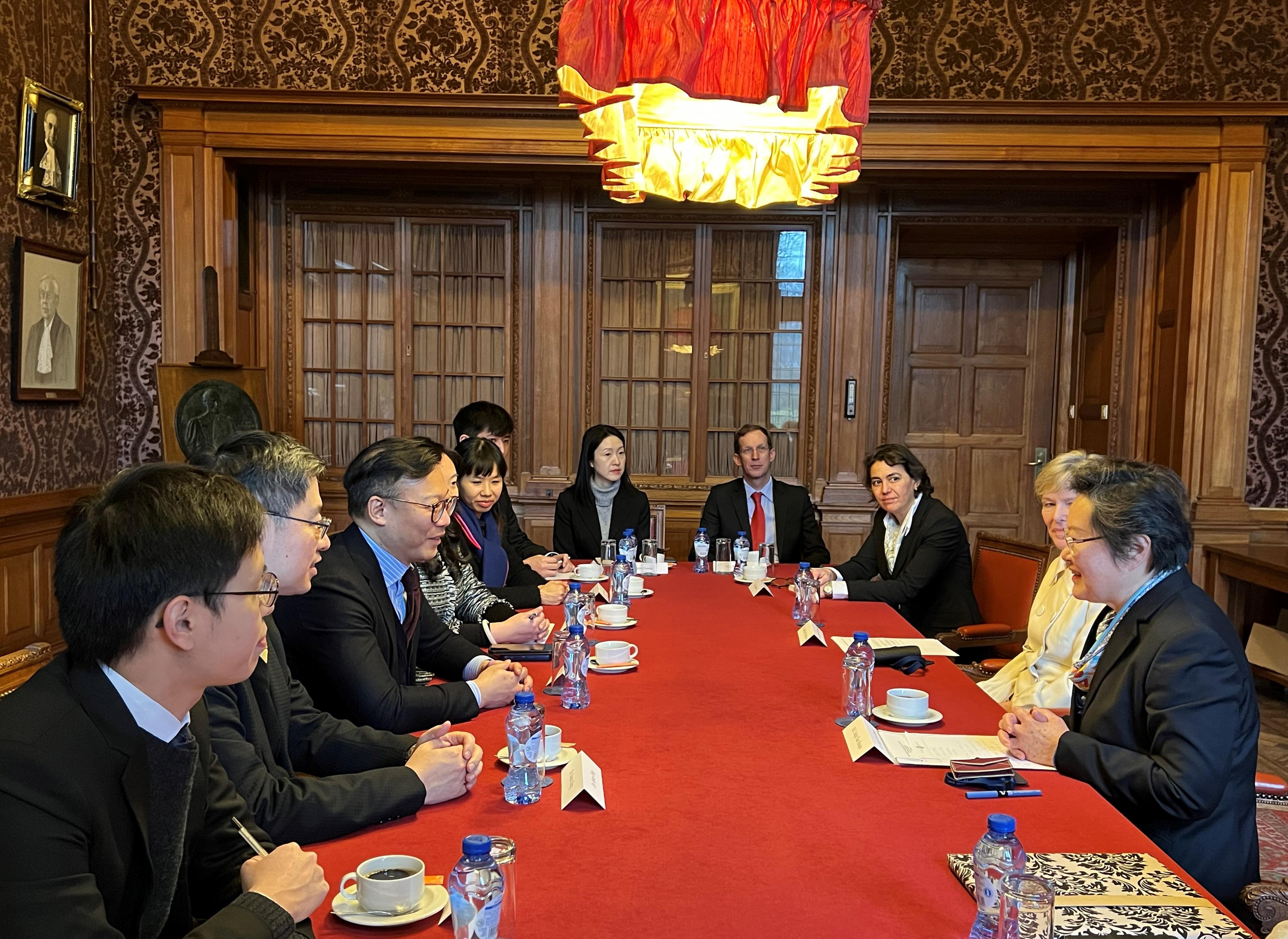 The Deputy Secretary for Justice, Mr Cheung Kwok-kwan (third left), met with Judge Xue Hanqin (first right), Judge Hilary Charlesworth (second right) and senior officers of the United Nations International Court of Justice in The Hague, the Netherlands, on March 10 (The Hague time).