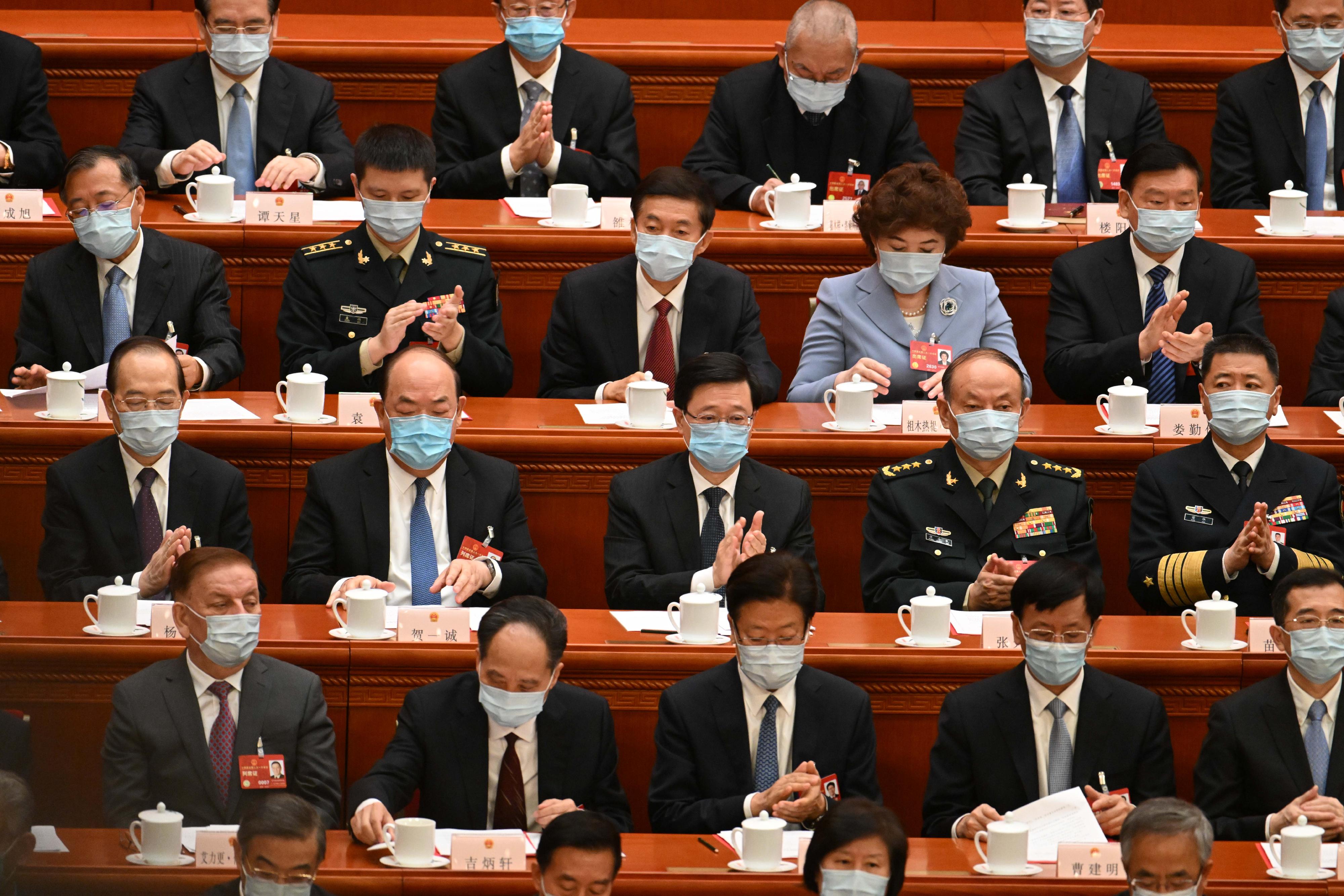 行政長官李家超（第二排中）今日（三月十三日）上午在北京列席第十四屆全國人民代表大會第一次會議閉幕會。