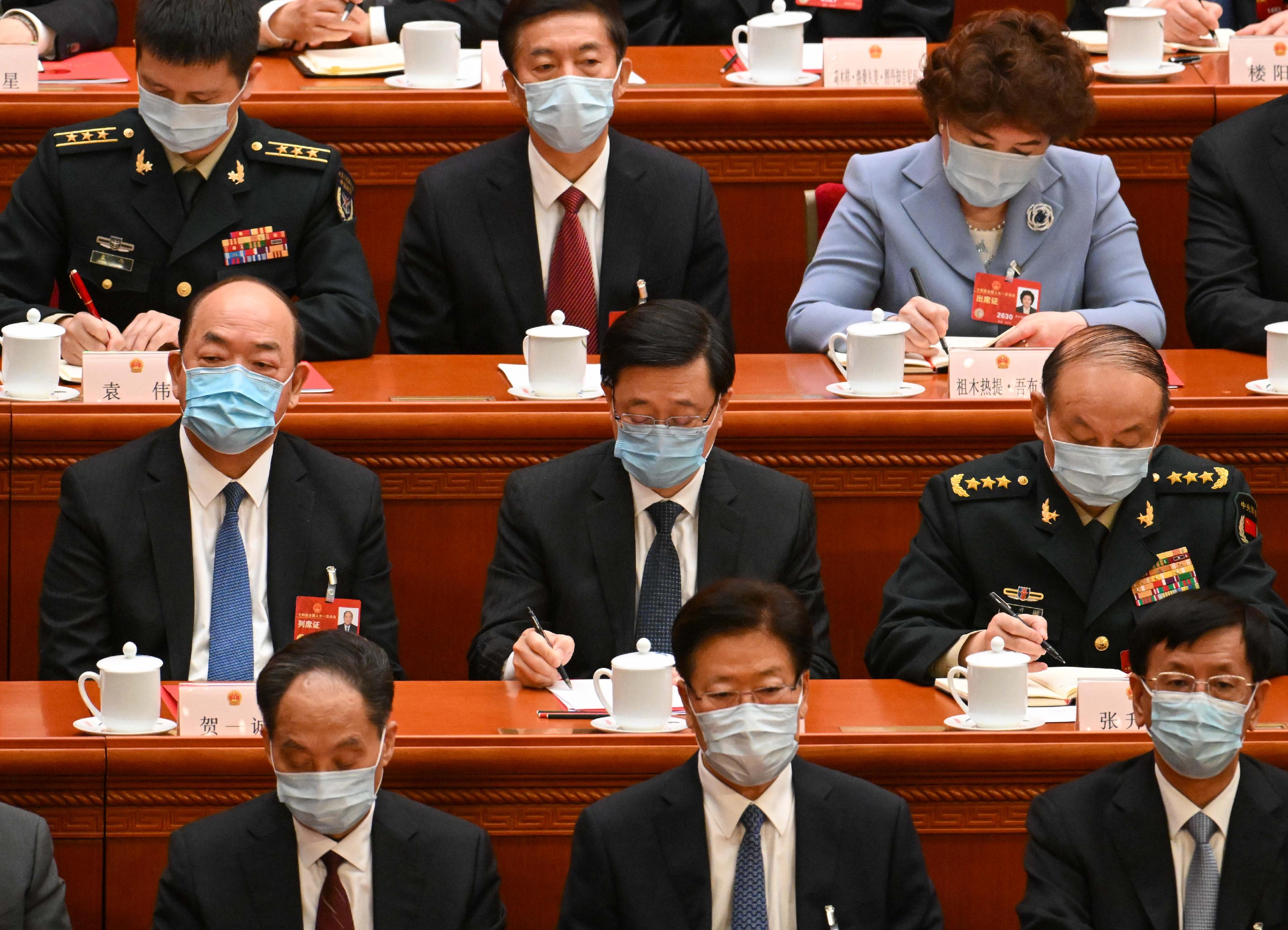 行政长官李家超（第二排中）今日（三月十三日）上午在北京列席第十四届全国人民代表大会第一次会议闭幕会。