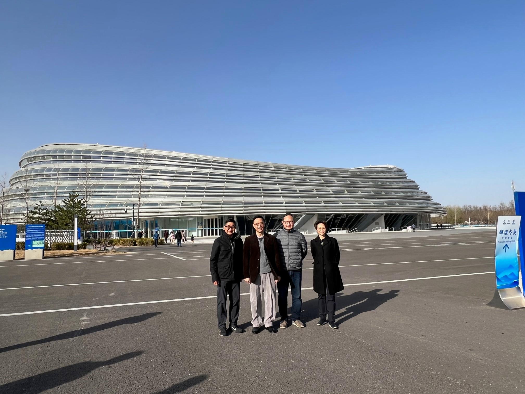 The Secretary for Culture, Sports and Tourism, Mr Kevin Yeung (second left), yesterday (March 12) visited the National Speed Skating Oval in Beijing. Photo shows the Permanent Secretary for Culture, Sports and Tourism, Mr Joe Wong (second right); the Acting Commissioner for Sports, Mr Paul Cheng (first left); and the Deputy Director of Leisure and Cultural Services (Leisure Services), Miss Winnie Chui (first right).
