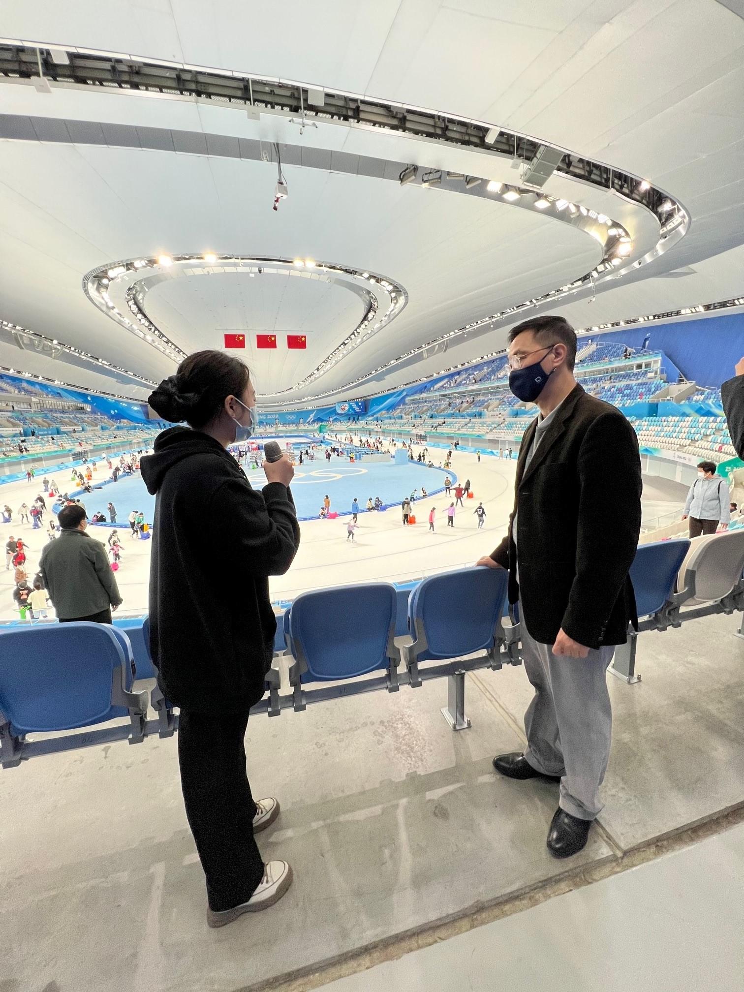 The Secretary for Culture, Sports and Tourism, Mr Kevin Yeung (right), yesterday (March 12) is briefed at the National Speed Skating Oval in Beijing.
