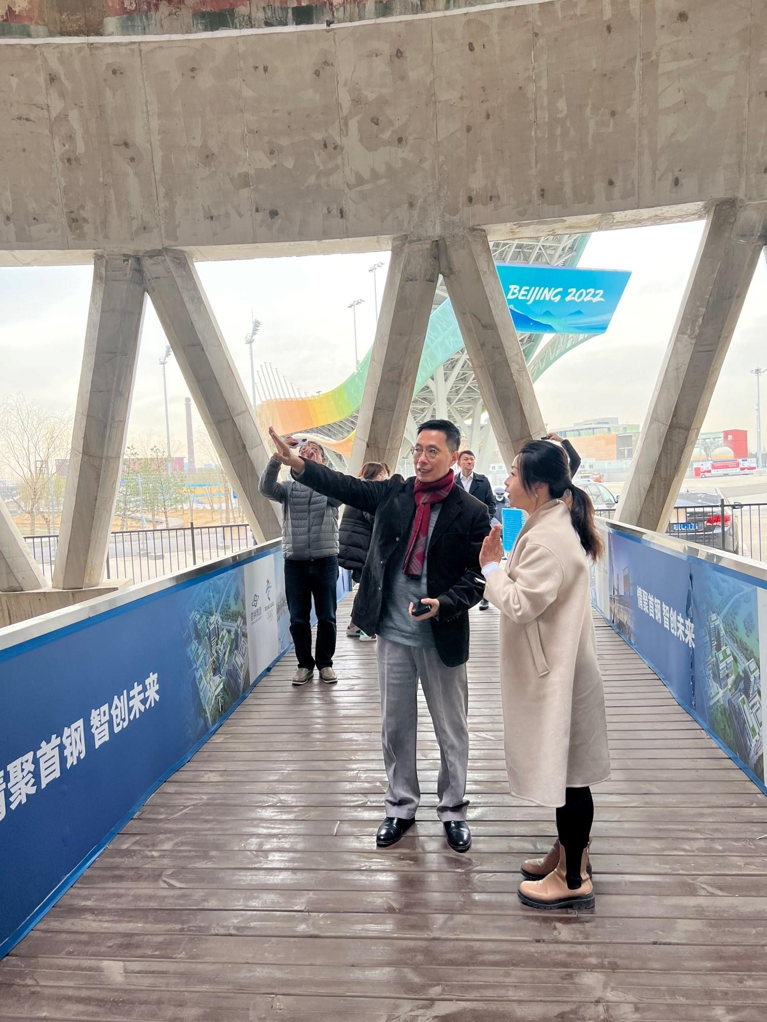文化體育及旅遊局局長楊潤雄（左）今日（三月十三日）參觀北京首鋼滑雪大跳台。


