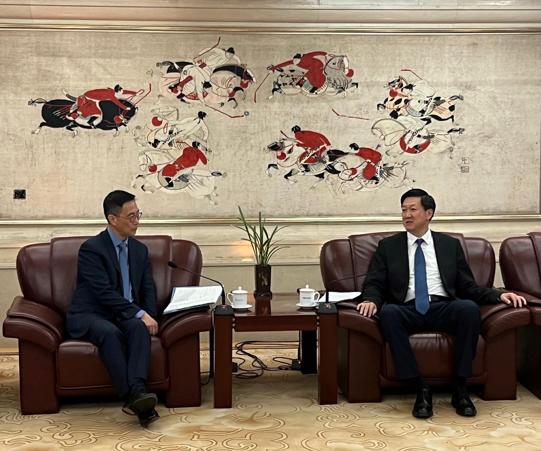 文化體育及旅遊局局長楊潤雄（左）今日（三月十三日）在北京與國家體育總局局長高志丹（右）會面交流。

