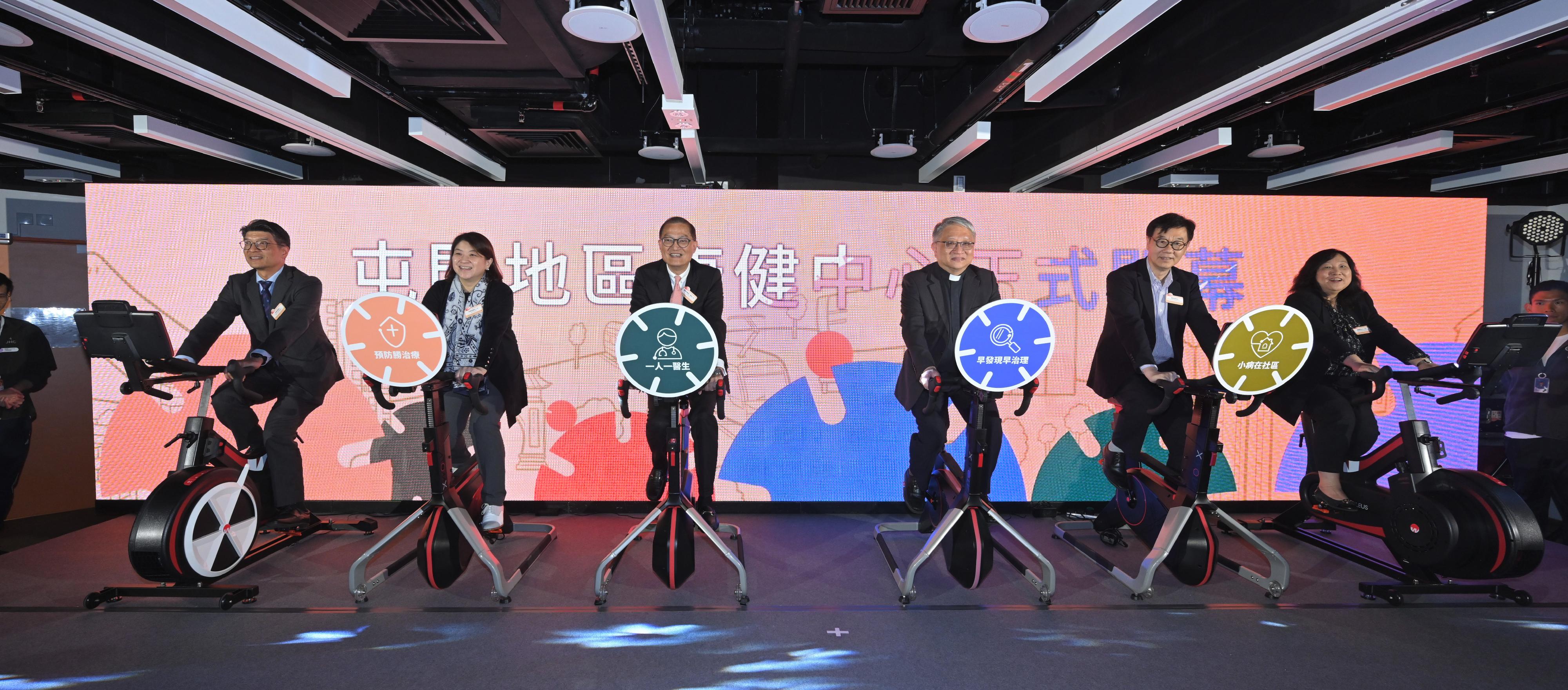 The Secretary for Health, Professor Lo Chung-mau, attended the opening ceremony of the Tuen Mun District Health Centre today (March 13). Photo shows (from first left) the Commissioner for Primary Healthcare, Dr Pang Fei-chau; the Under Secretary for Health, Dr Libby Lee; Professor Lo; the Bishop of the Evangelical Lutheran Church of Hong Kong (ELCHK), the Reverend Chang Chun-wa; the Chairman of the Executive Committee of the ELC Social Service - Hong Kong, Mr Kwok Kang-ming; and the Chief Executive of the ELC Social Service - Hong Kong, Ms Chan Lai-kwan, officiating at the ceremony.
