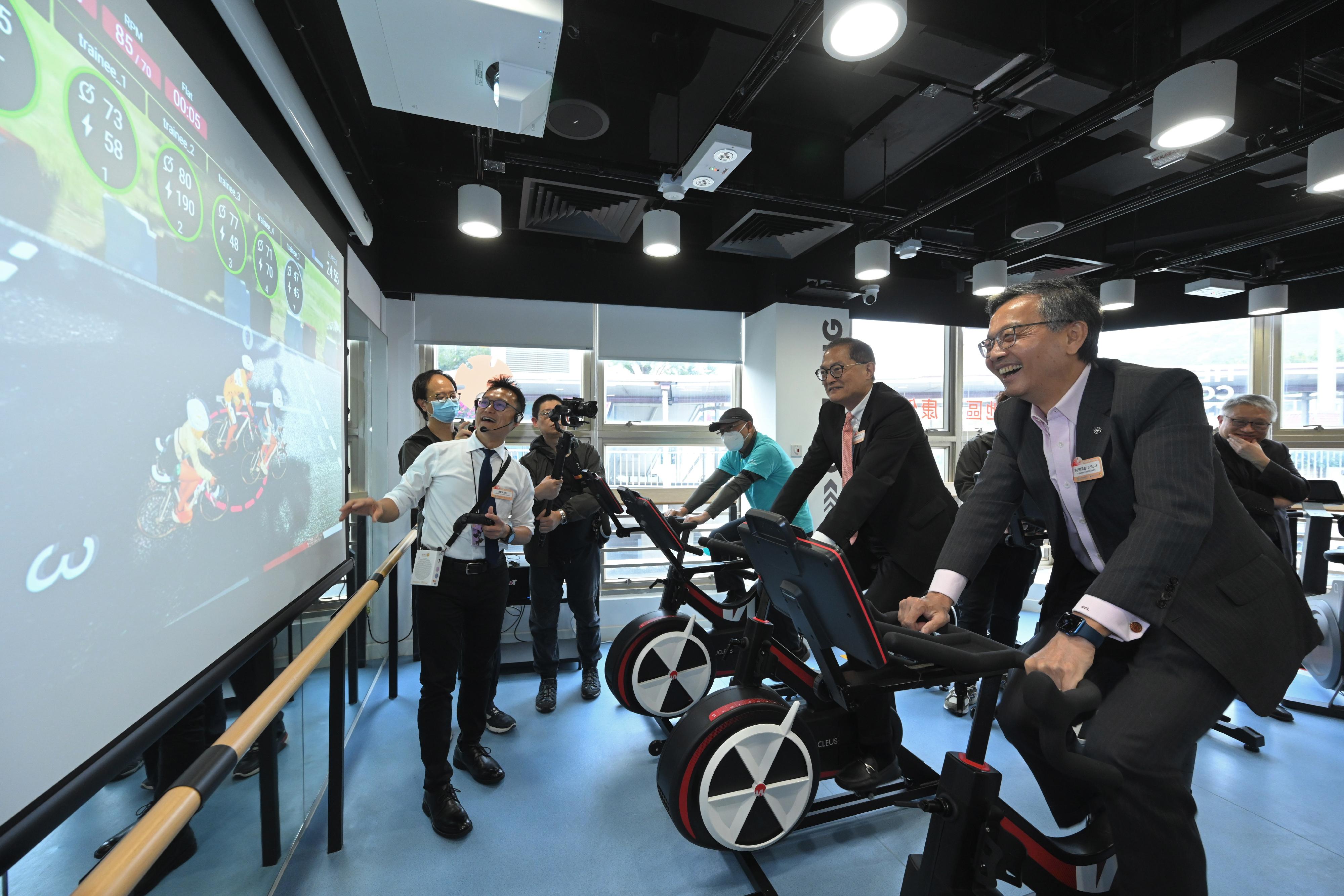 The Secretary for Health, Professor Lo Chung-mau, attended the opening ceremony of the Tuen Mun District Health Centre today (March 13). Photo shows Professor Lo (second right) and Convenor of the Steering Committee on Primary Healthcare Development Dr Lam Ching-choi (first right), riding on exercise bikes.
