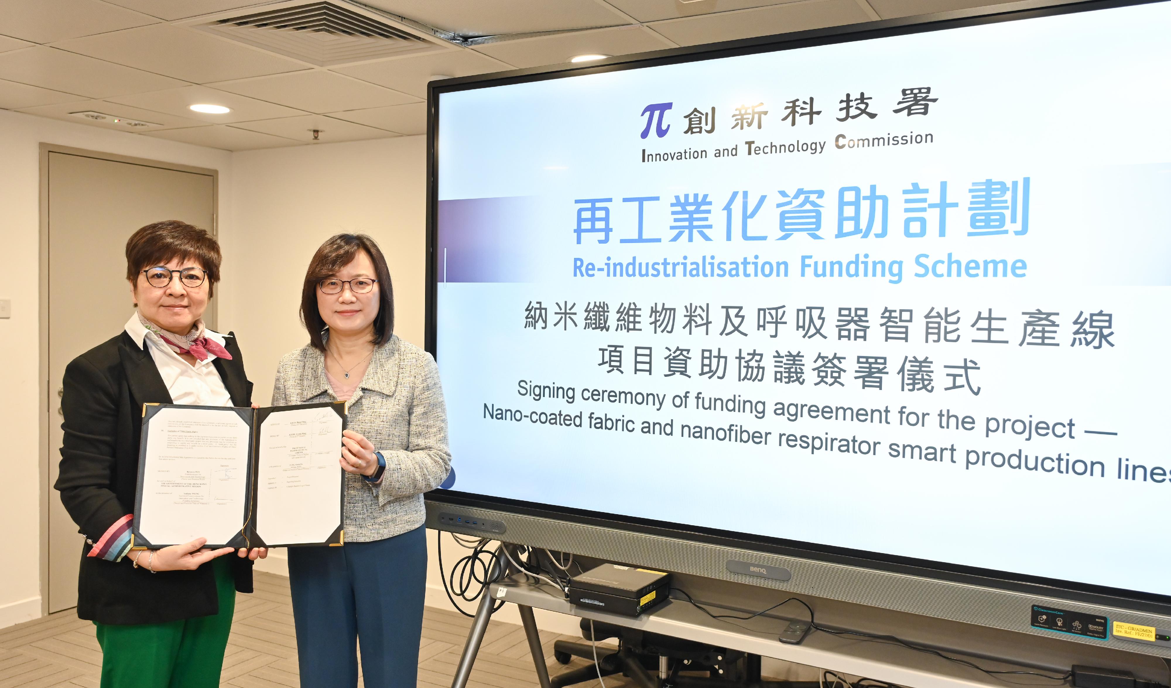 The Re-industrialisation Funding Scheme has approved funding for a project by Profit Royal Pharmaceutical Limited to set up smart production lines for nano-coated fabric and nanofiber respirator. Photo shows the Commissioner for Innovation and Technology, Ms Rebecca Pun (right), and the Chief Executive Officer of Profit Royal Pharmaceutical Limited, Ms Kwok Hang-ching (left), attending the signing ceremony of the funding agreement today (March 14).
