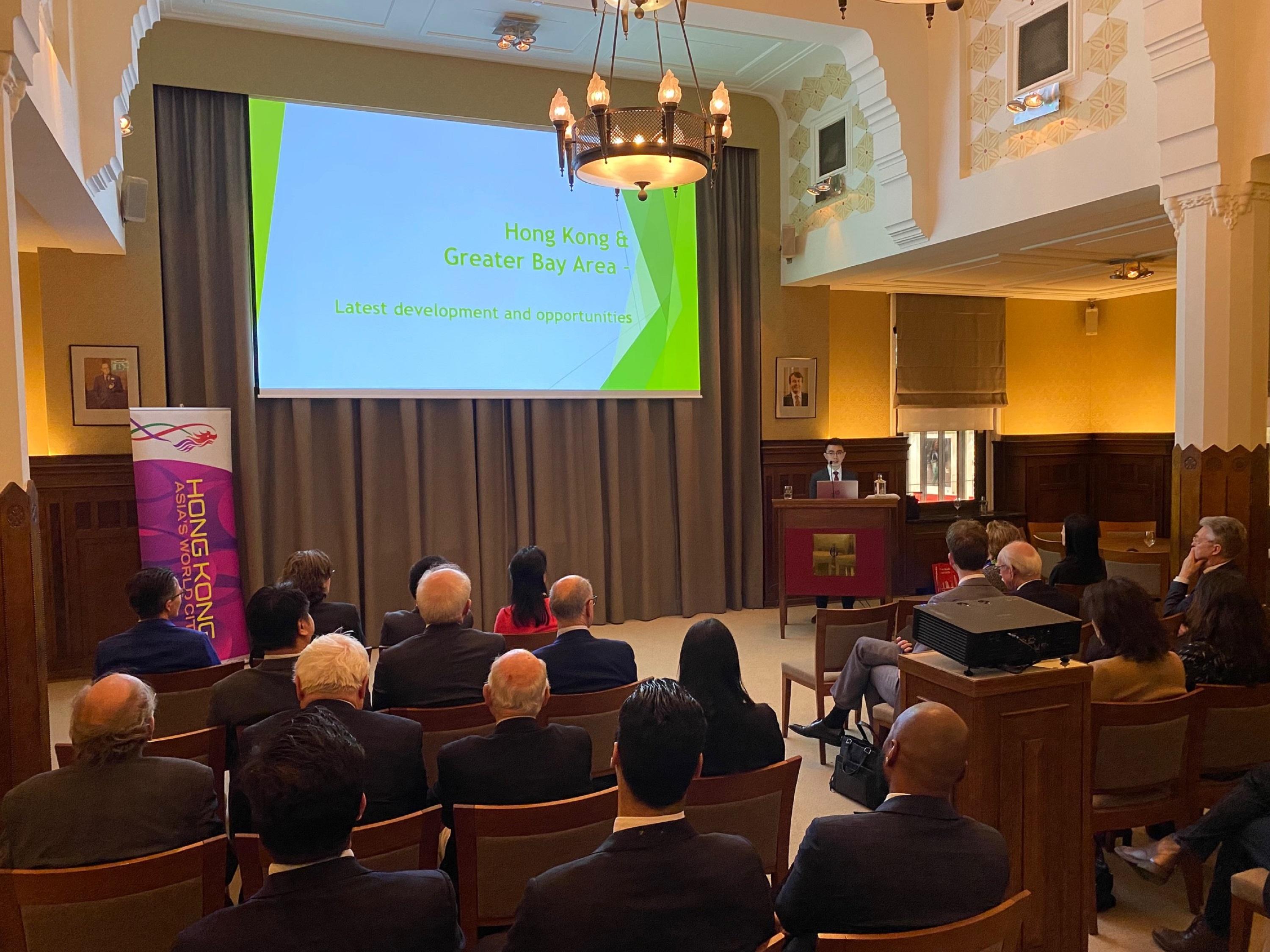 Deputy Representative of the Hong Kong Economic and Trade Office in Brussels Mr Henry Tsoi, introduced the advantages of Hong Kong and the opportunities in the Guangdong-Hong Kong-Macao Greater Bay Area to members of the Royal Industry Great Club in Amsterdam, the Netherlands, on March 13 (Amsterdam time).