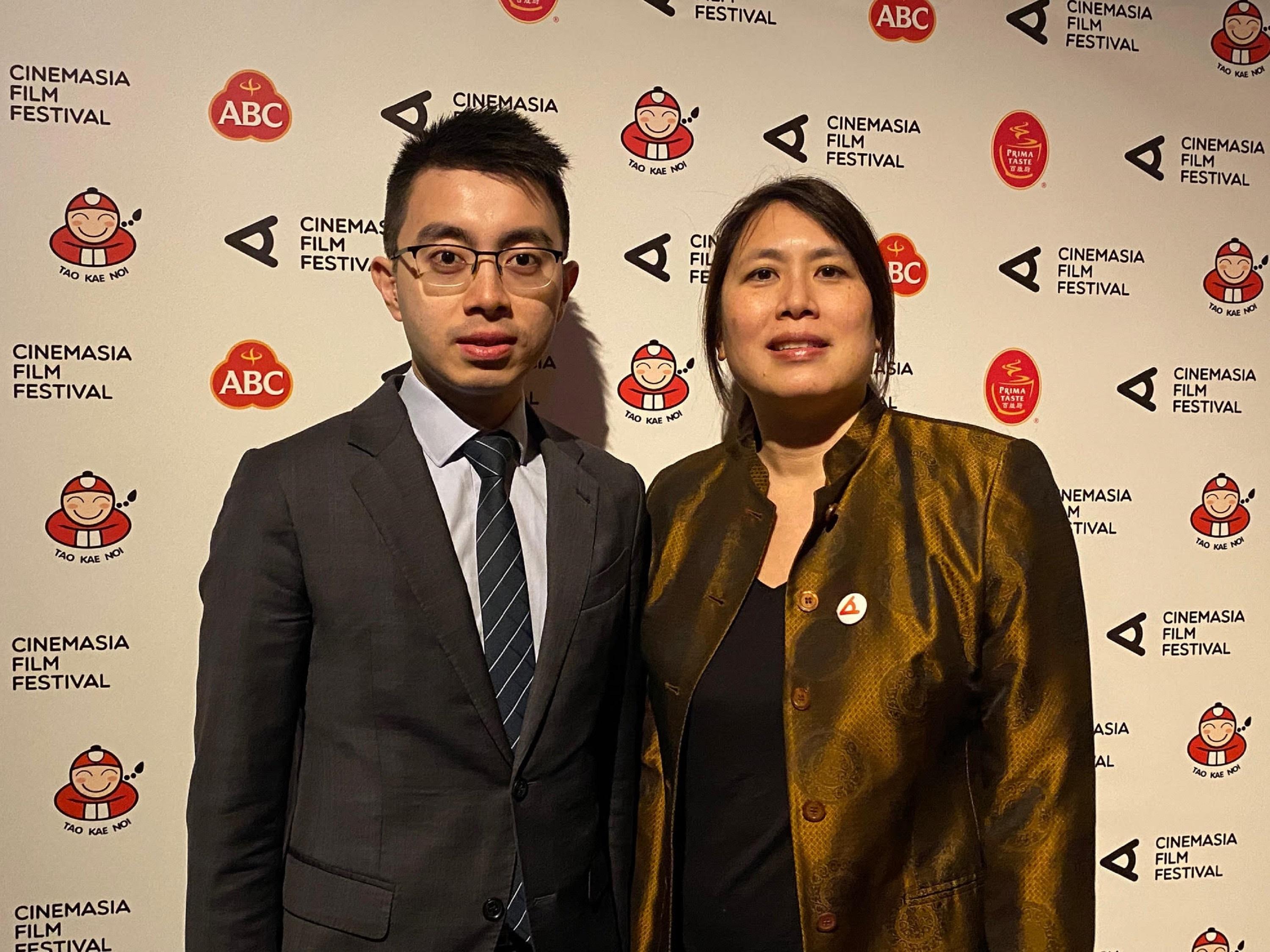 香港駐布魯塞爾經濟貿易辦事處副代表蔡禧揚（左）與亞洲電影節執行董事楊文穎（右）三月十二日（阿姆斯特丹時間）於荷蘭阿姆斯特丹舉行的第十五屆亞洲電影節閉幕酒會合照。