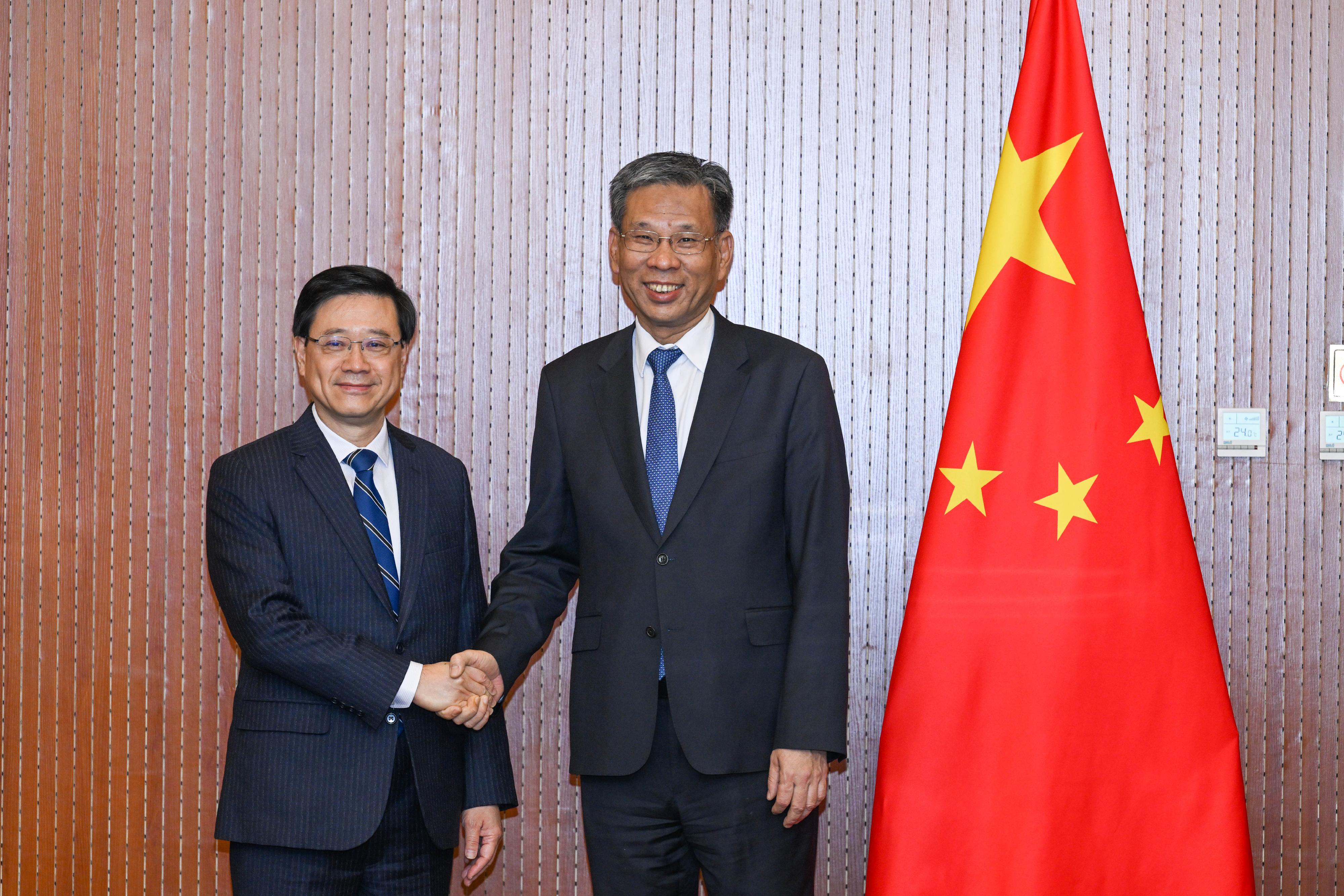 行政長官李家超（左）今日（三月十四日）上午在北京與財政部部長劉昆（右）會面。