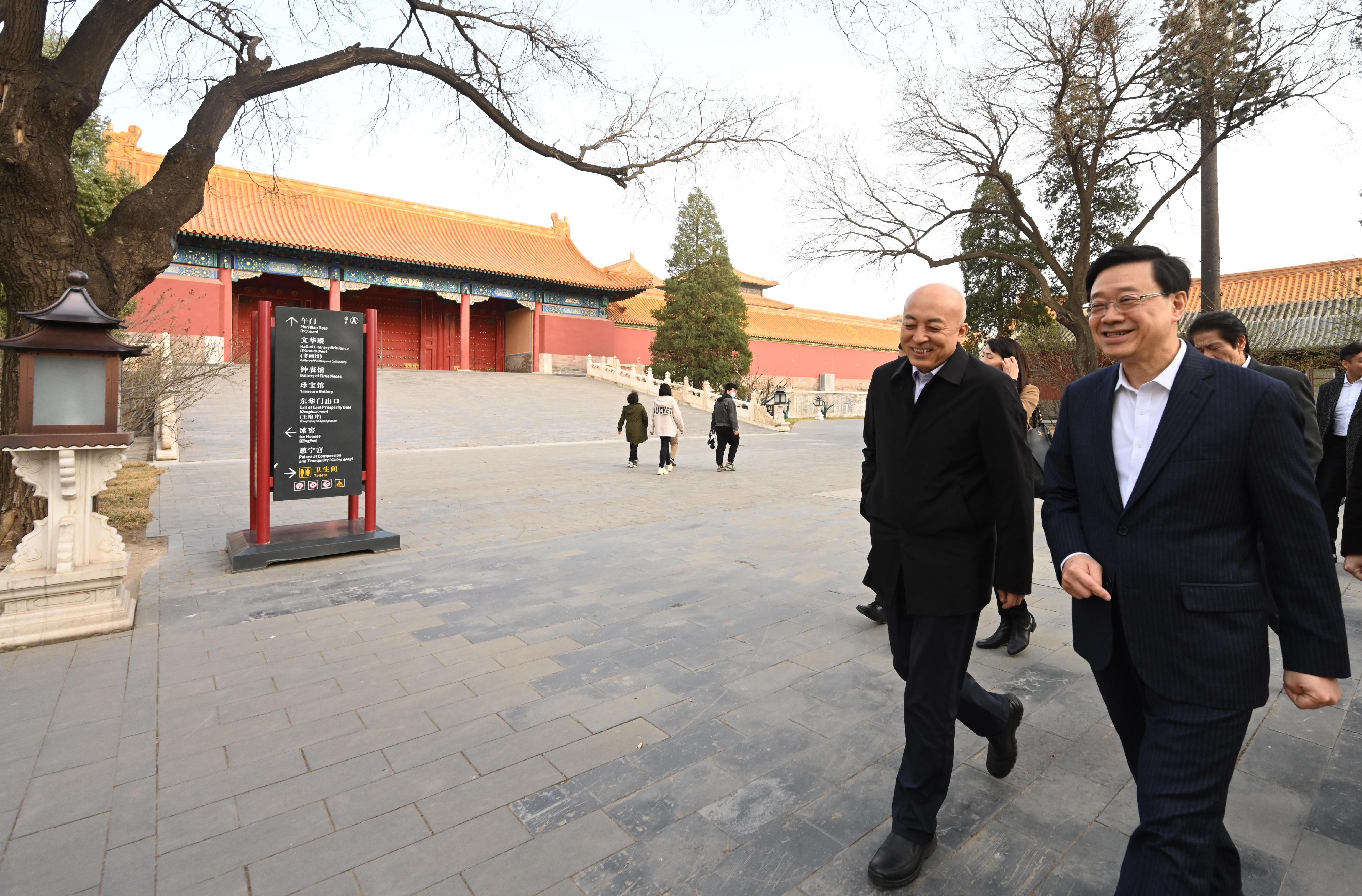 行政長官李家超今日（三月十四日）下午在北京參觀故宮博物院。圖示李家超（右）與故宮博物院院長王旭東博士（左）。