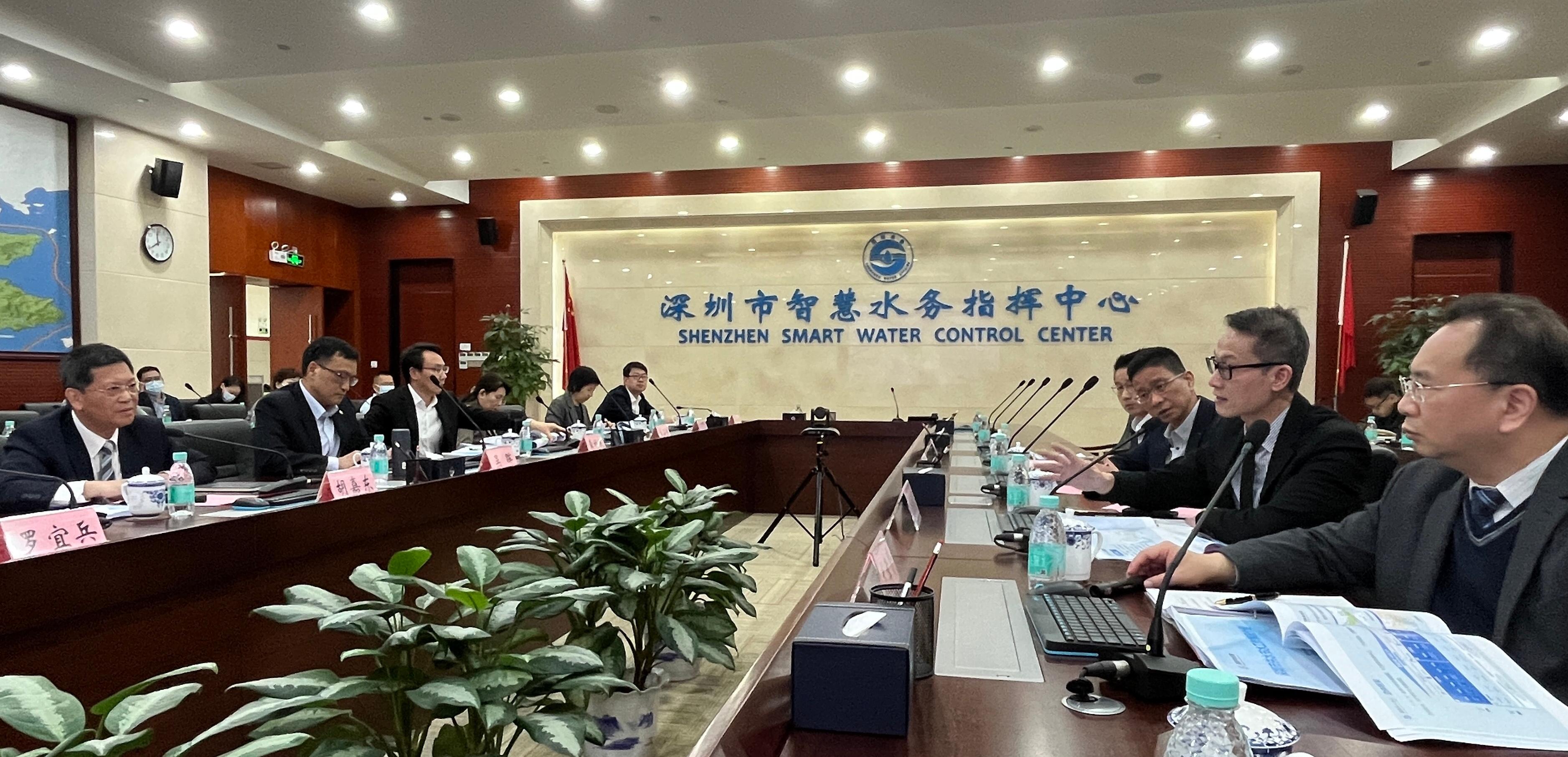 The Director of Water Supplies, Mr Tony Yau (second right), today (March 14) met with the Director-General of the Water Authority of Shenzhen Municipality, Mr Hu Jiadong (first left), and relevant officials to share experiences in different areas of water works.