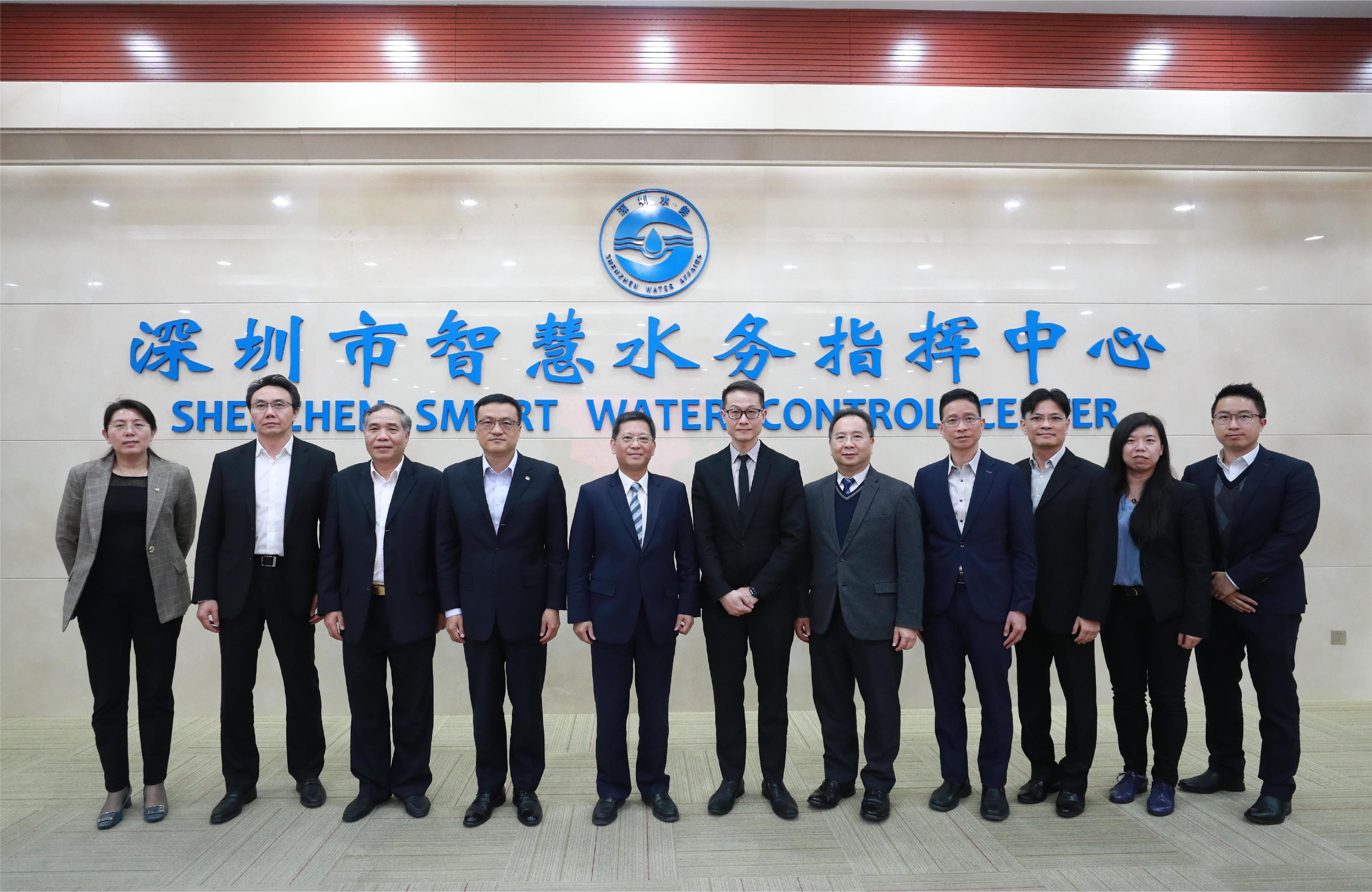 The Director of Water Supplies, Mr Tony Yau, today (March 14) met the Director-General of the Water Authority of Shenzhen Municipality, Mr Hu Jiadong. Photo shows Mr Yau (centre); Mr Hu (fifth left); the Assistant Director of Water Supplies/New Territories, Mr Yau Hau-yin (fifth right); the President of the Shenzhen Water and Environment Group Company Limited, Mr Wu Hui (fourth left), and other participants of the meeting.