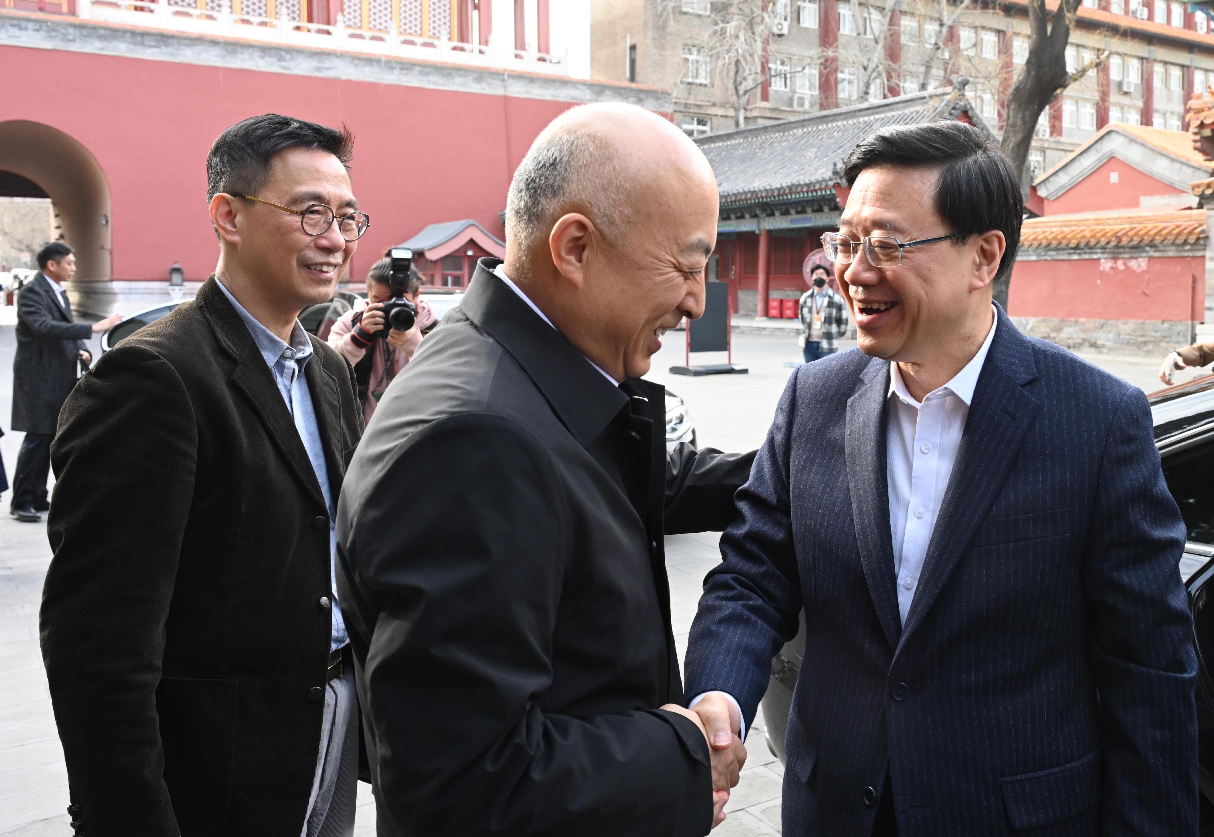 The Chief Executive, Mr John Lee, continued his visit in Beijing today (March 14). Accompanied by the Secretary for Culture, Sports and Tourism, Mr Kevin Yeung (left), Mr Lee visited the Palace Museum this afternoon. Photo shows Mr Lee (right) shaking hands with the Director of the Palace Museum, Dr Wang Xudong (centre).