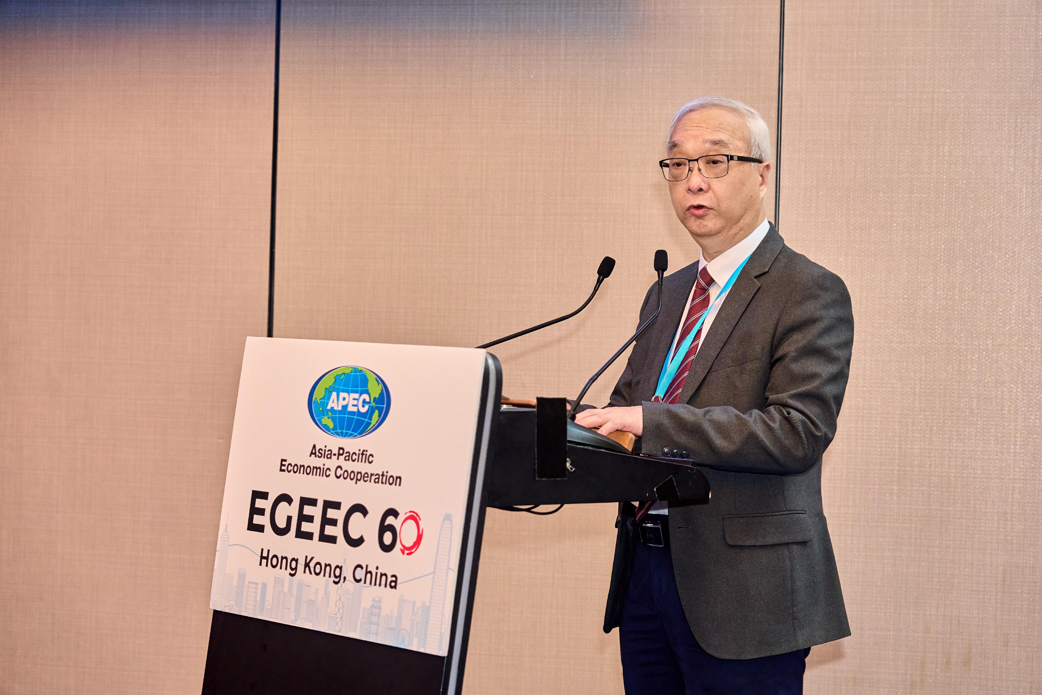      The 60th Meeting of the Expert Group on Energy Efficiency and Conservation of the Asia-Pacific Economic Cooperation is being held in Hong Kong today and tomorrow (March 15 and 16) in hybrid mode. Photo shows the Secretary for Environment and Ecology, Mr Tse Chin-wan, delivering the welcoming speech.