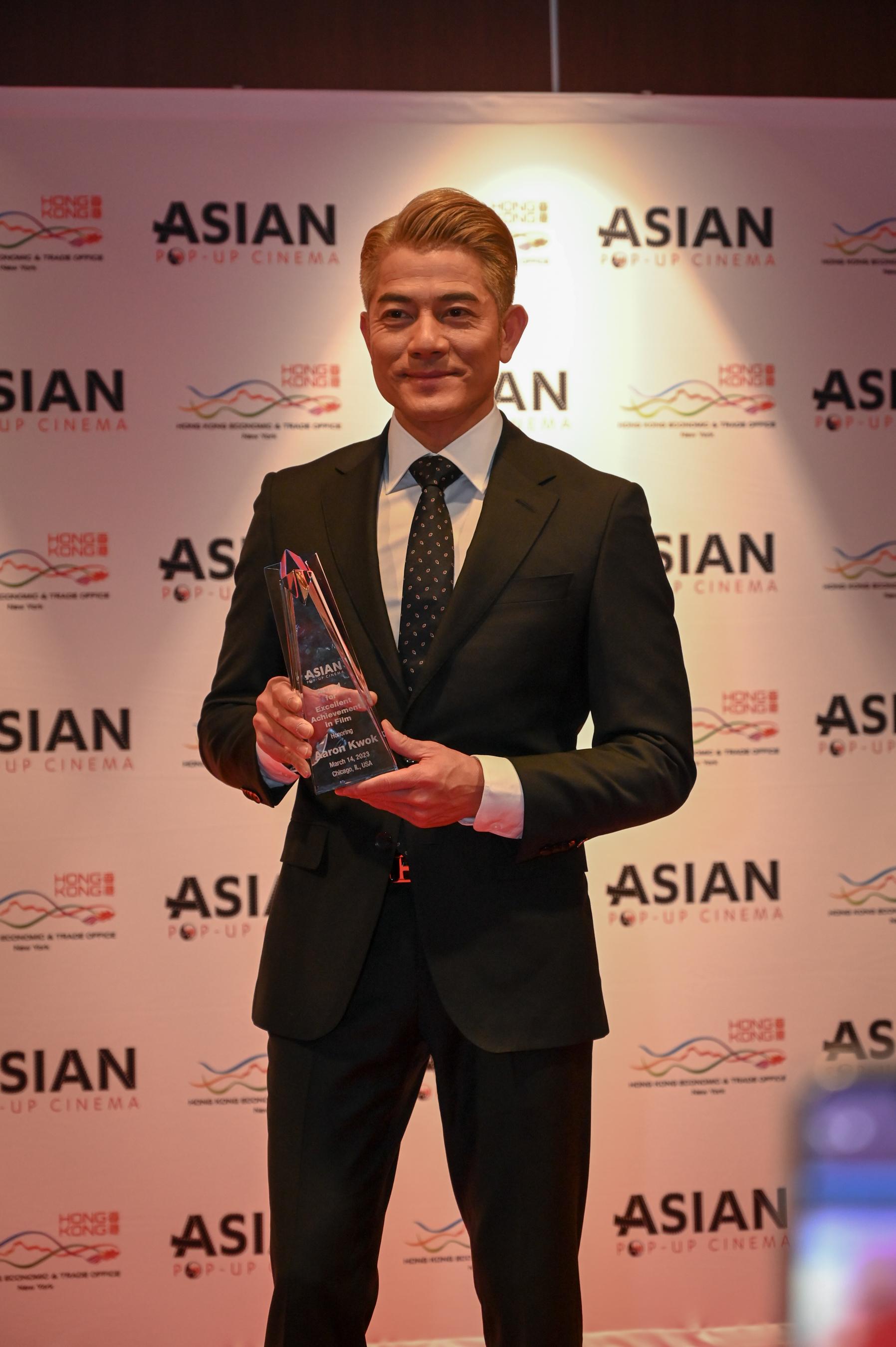 Hong Kong superstar Aaron Kwok was presented with the Award for Excellent Achievement in Film by Chicago's Asian Pop-Up Cinema (APUC) on March 14 (Chicago time) in recognition of his remarkable contribution to the film industry.