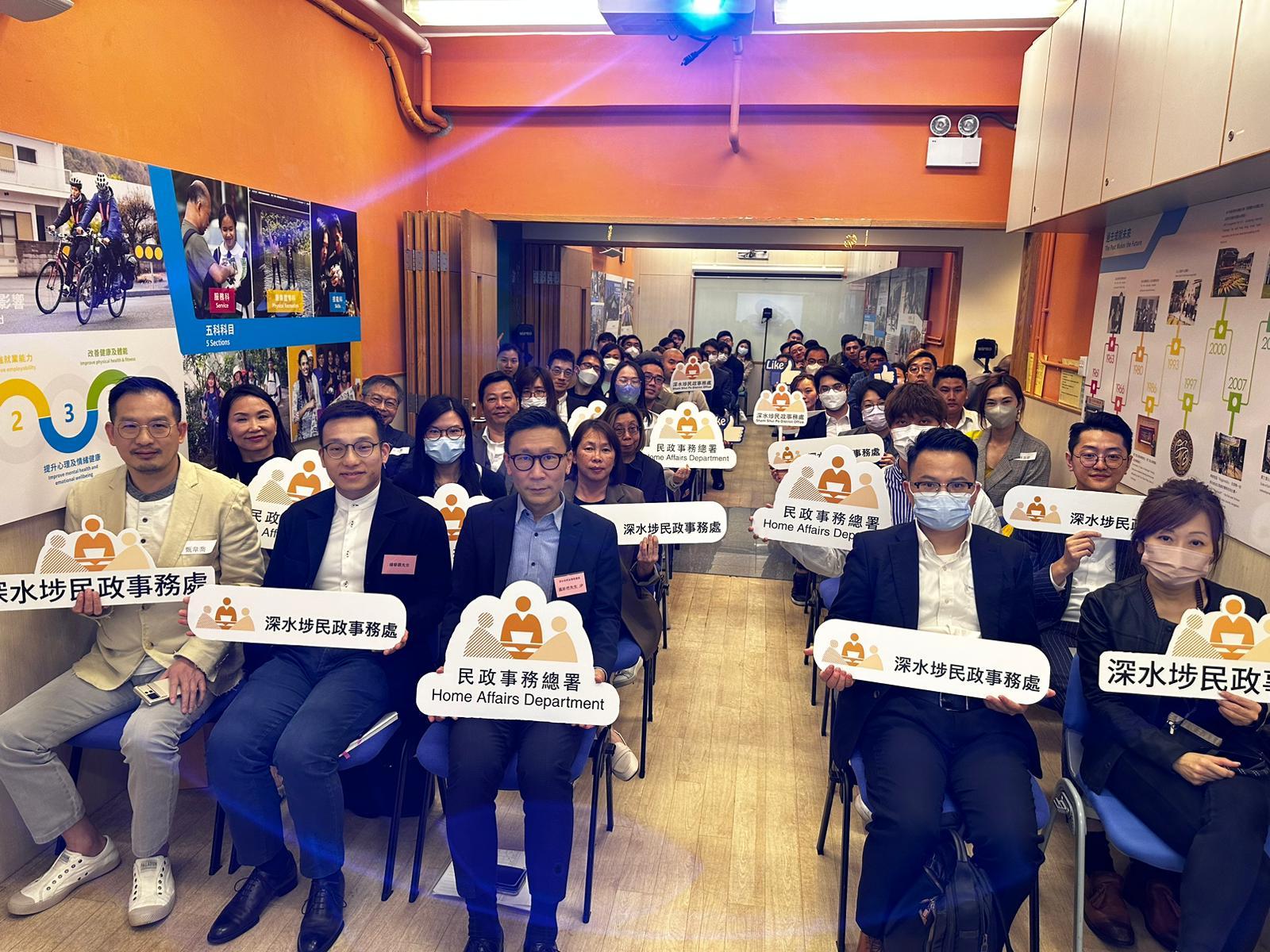 District Offices have held seminars on "Spirit of the 'two sessions'" to study the essentials of the "two sessions" this year and its important instructions to Hong Kong's future development. The Sham Shui Po District Office held the "Youth forum - Vision of Sham Shui Po" on March 14 in Cheung Sha Wan. Photo shows the guests and participants at the forum.