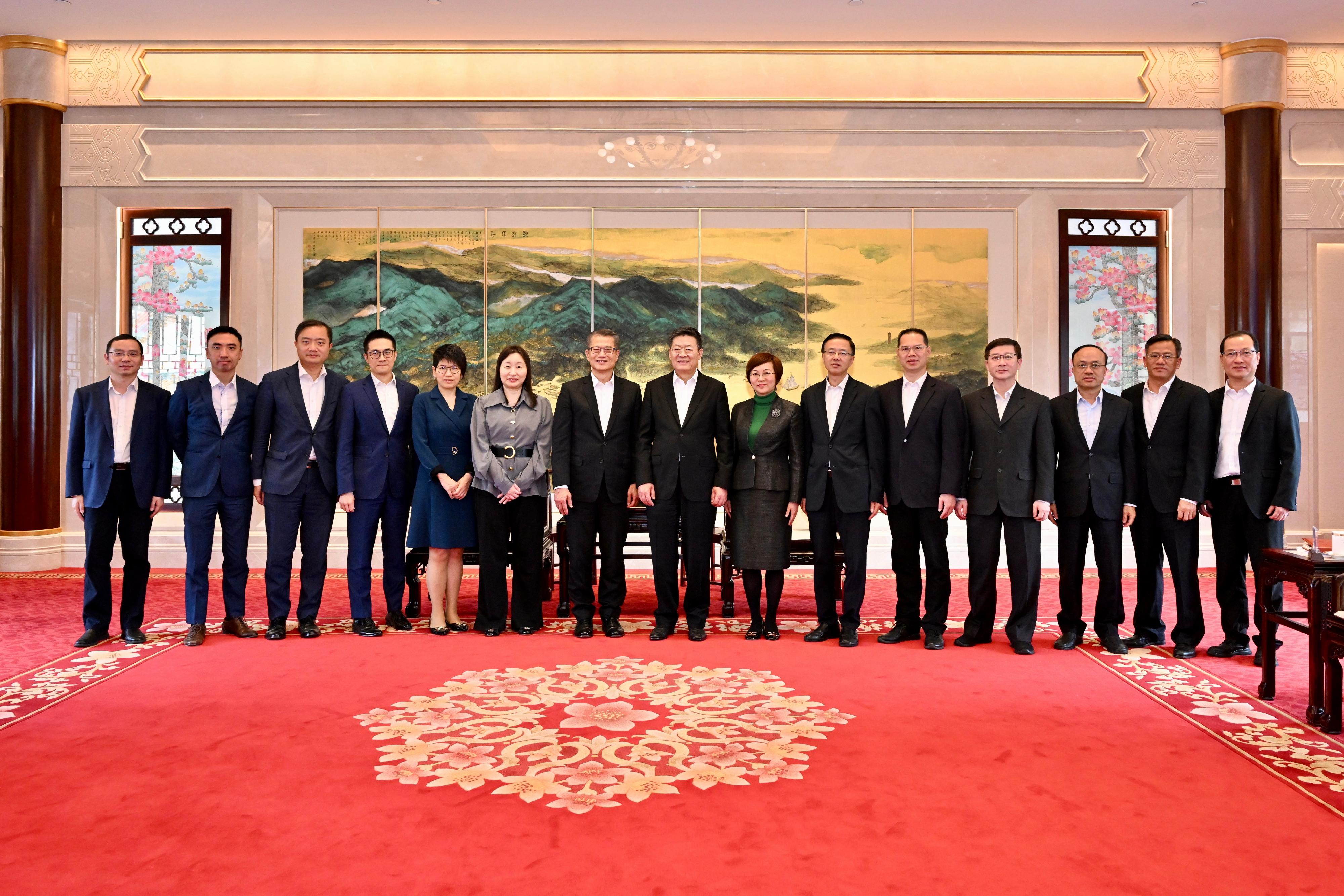 財政司司長陳茂波（左七）今日（三月十五日）到訪廣州市，與廣州市市長郭永航（左八）會面。