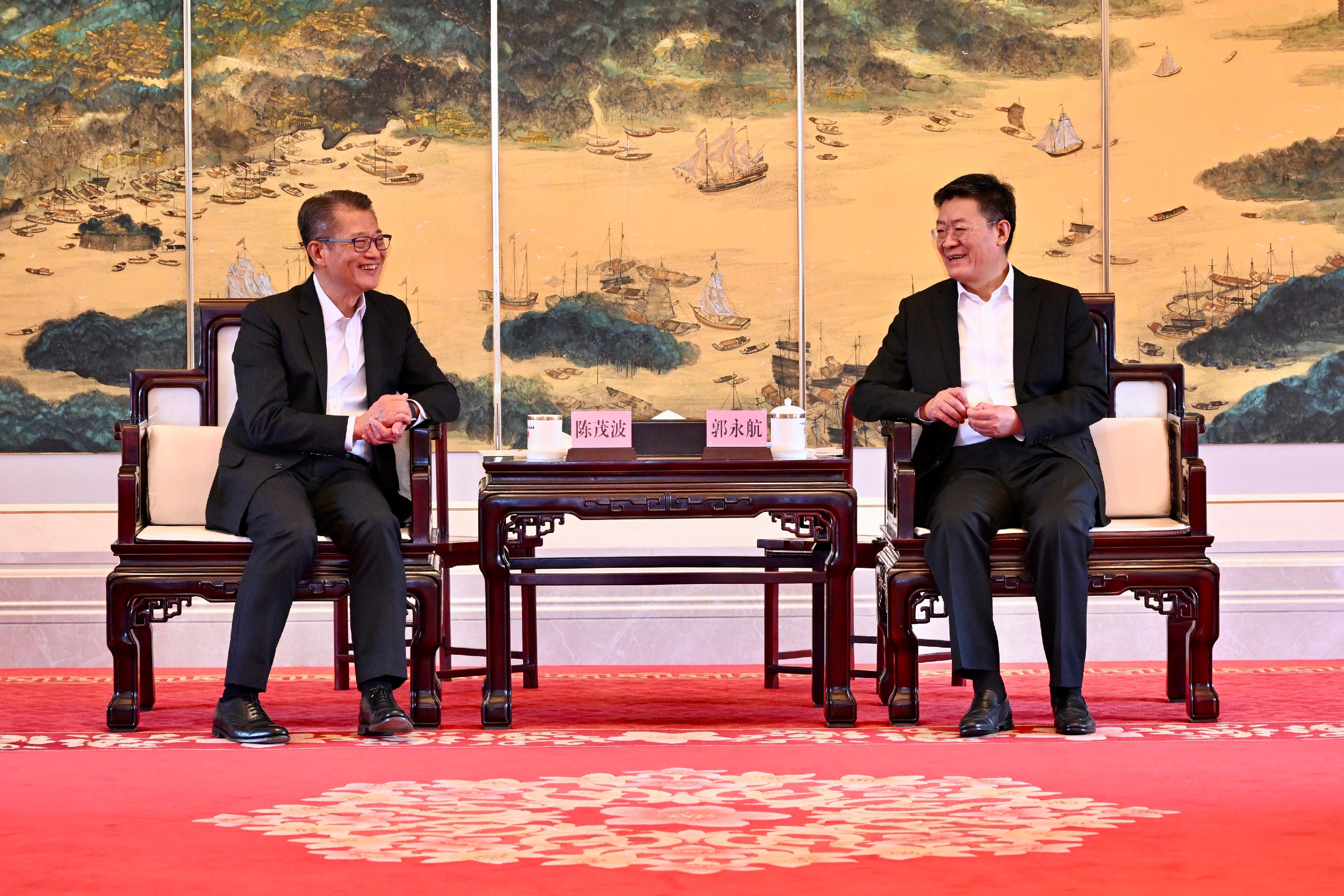 財政司司長陳茂波（左）今日（三月十五日）到訪廣州市，與廣州市市長郭永航（右）會面。
