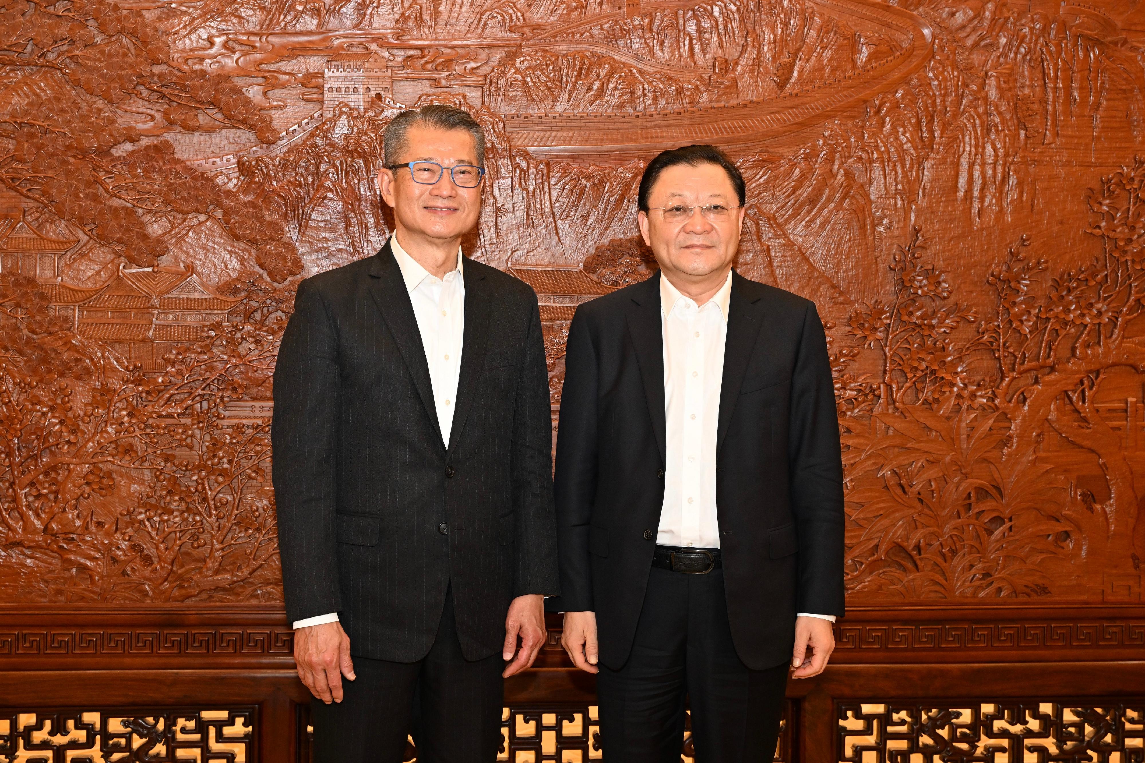 財政司司長陳茂波（左）今日（三月十五日）到訪廣州市，與廣東省省長王偉中（右）會面。