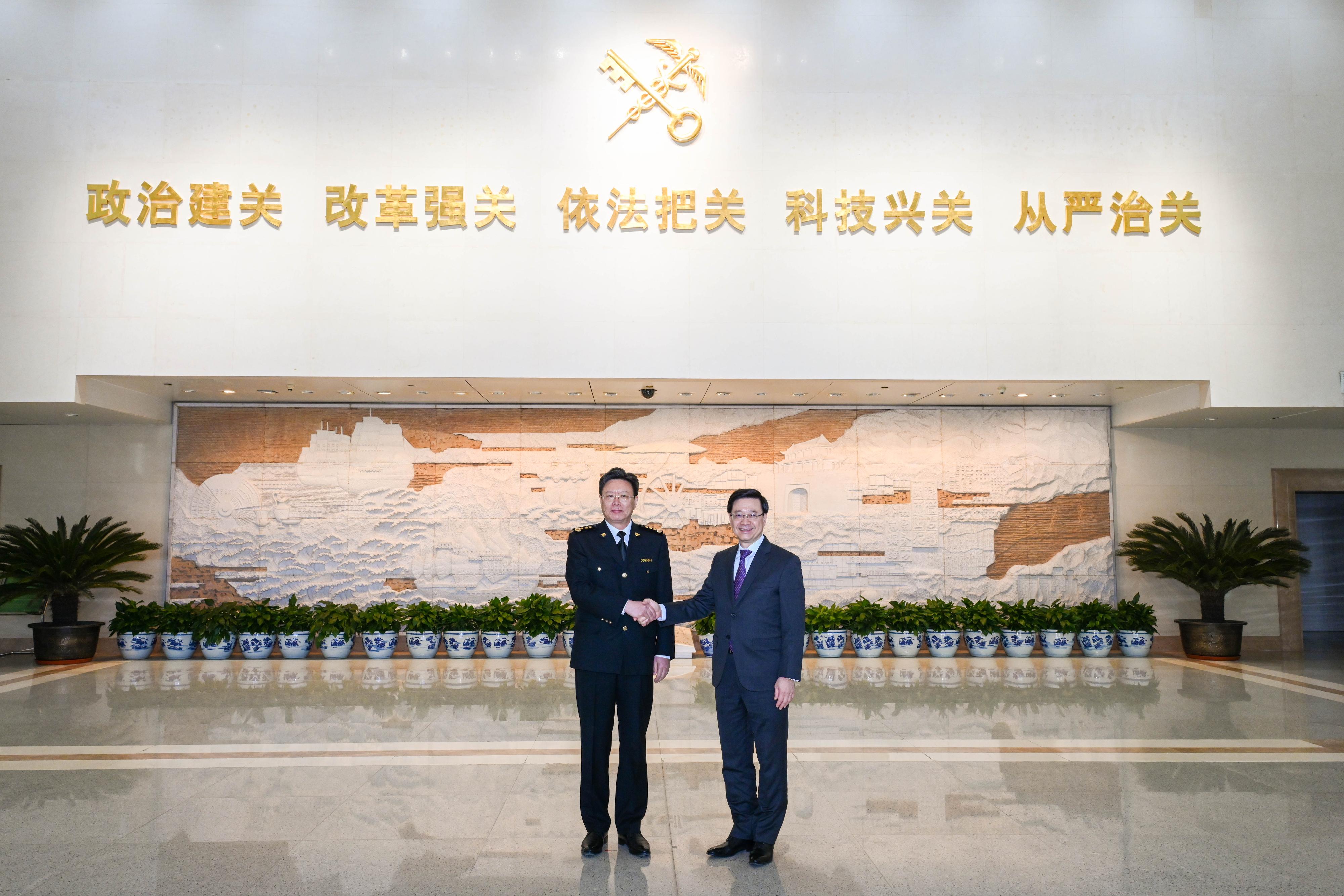 行政長官李家超（右）今日（三月十五日）下午在北京與國家海關總署署長俞建華（左）會面。
