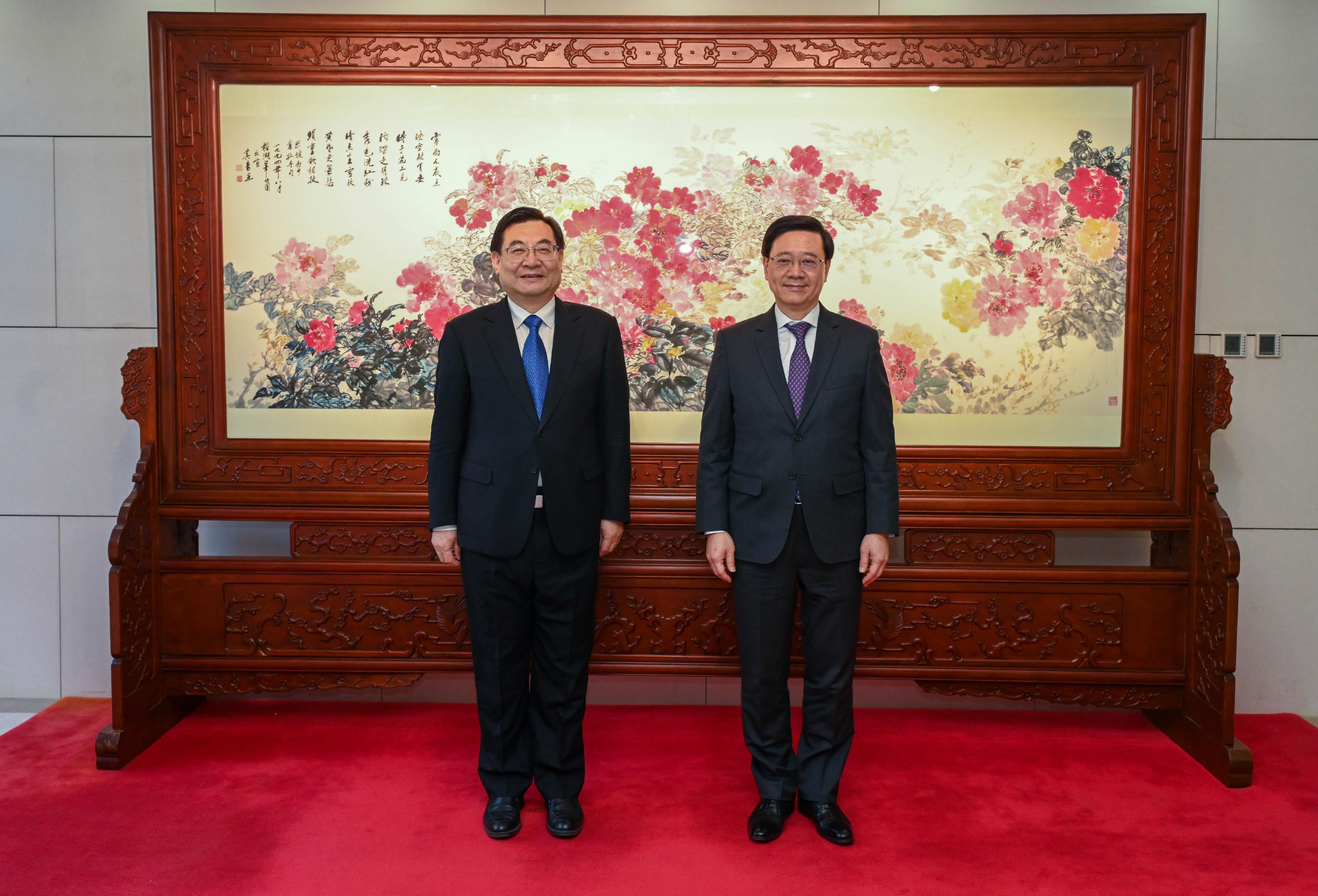 The Chief Executive, Mr John Lee (right), meets with the Minister of Culture and Tourism, Mr Hu Heping (left), in Beijing this morning (March 15).