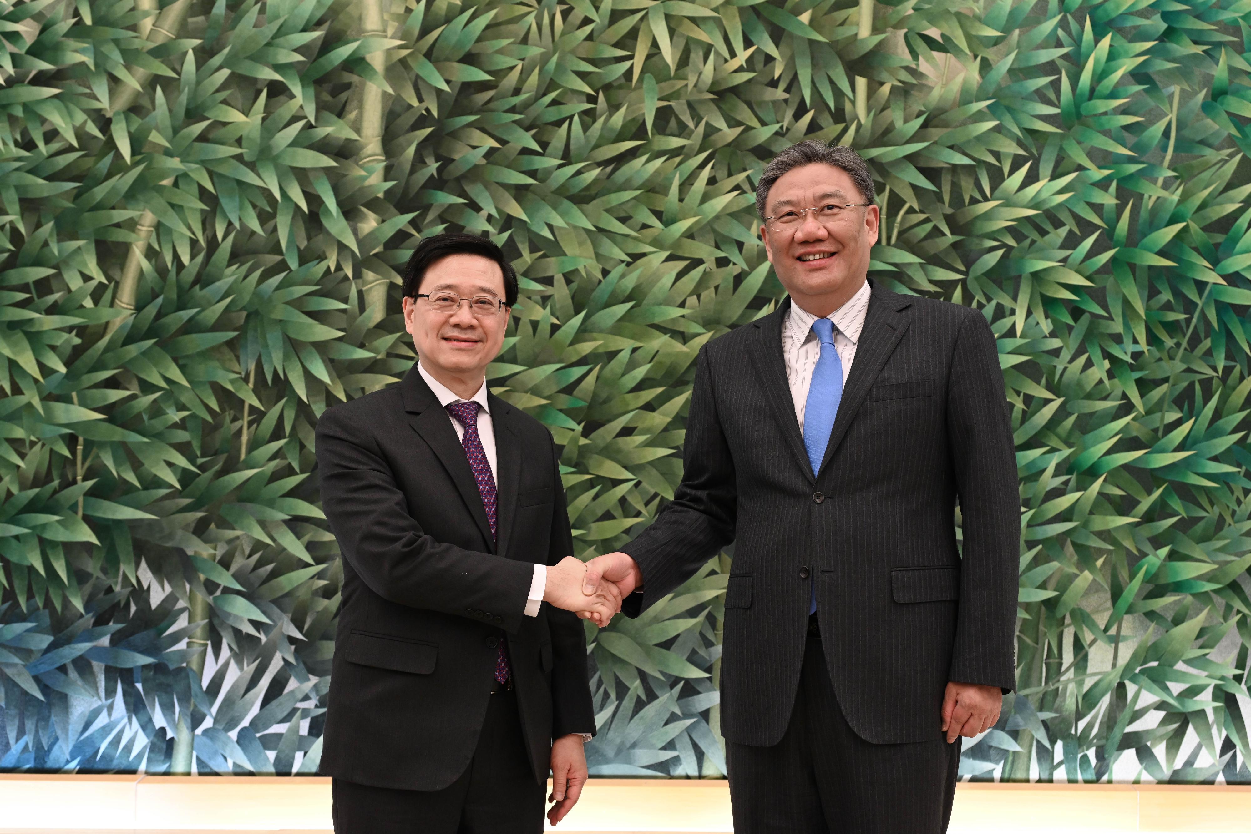 The Chief Executive, Mr John Lee (left), meets with the Minister of Commerce, Mr Wang Wentao (right), in Beijing this afternoon (March 15).