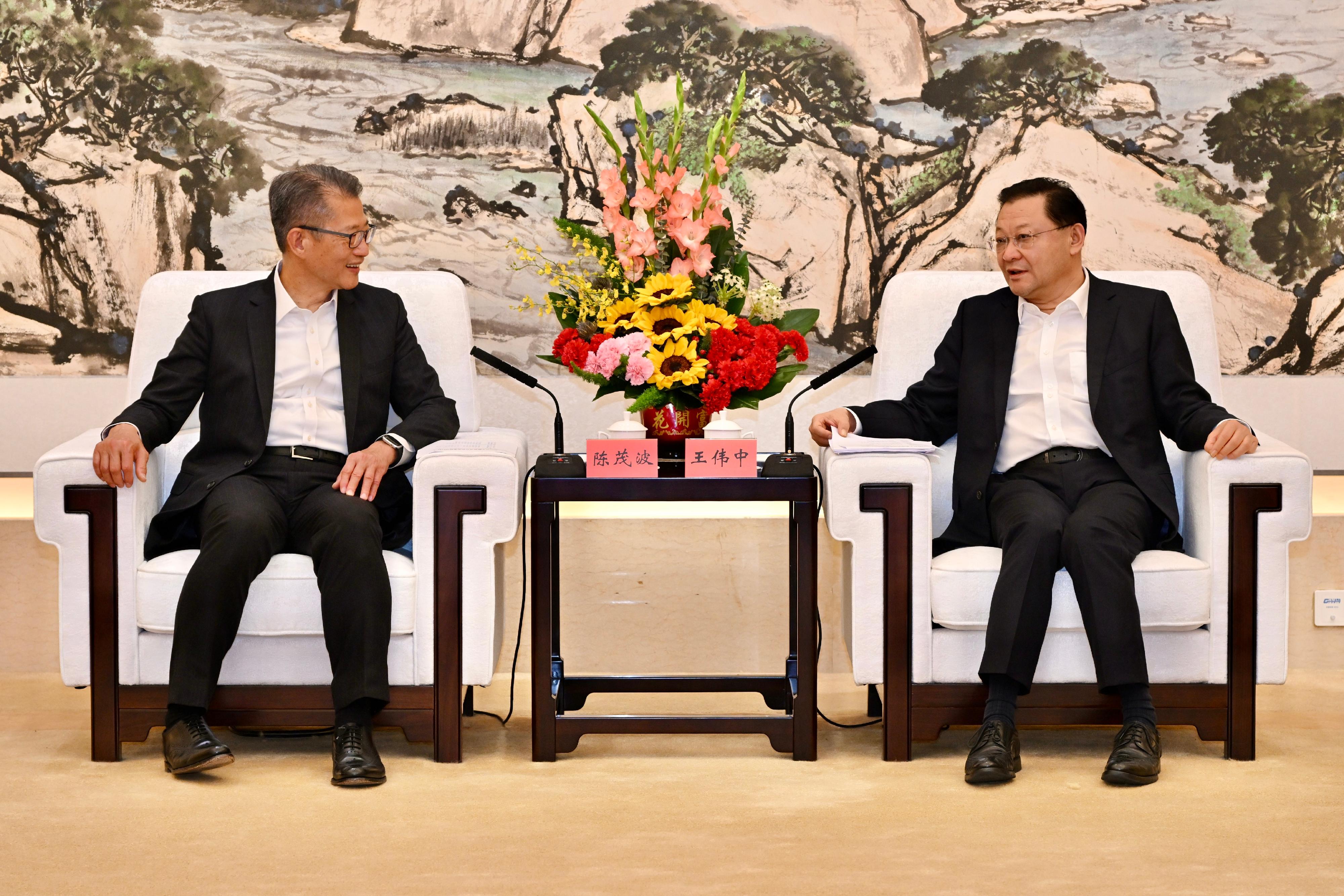 The Financial Secretary, Mr Paul Chan (left), today (March 15) visits Guangzhou and meets with the Governor of Guangdong Province, Mr Wang Weizhong (right).