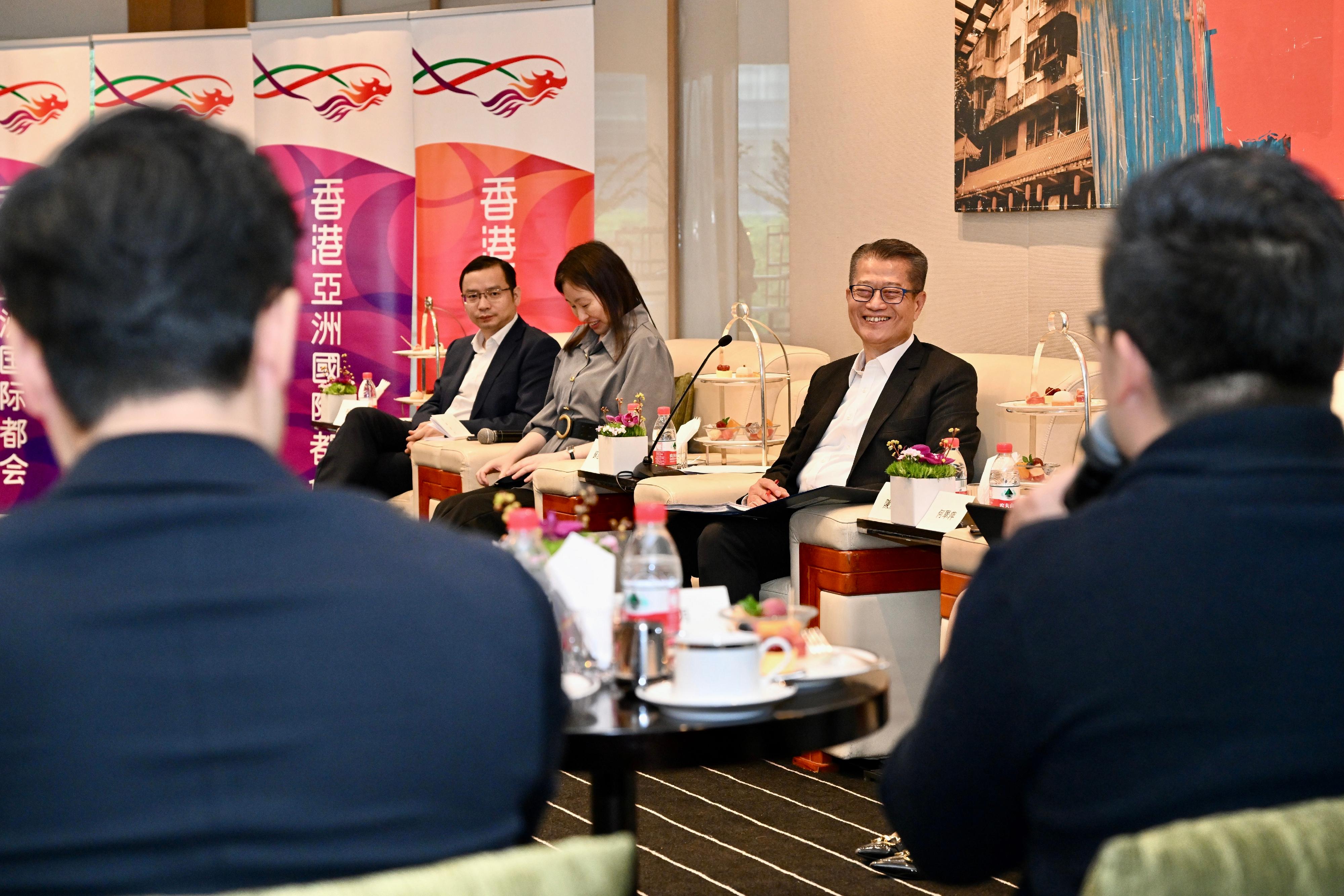 The Financial Secretary, Mr Paul Chan, meets with the Hong Kong young entrepreneurs in Guangzhou today (March 15) and exchanges views with them. 