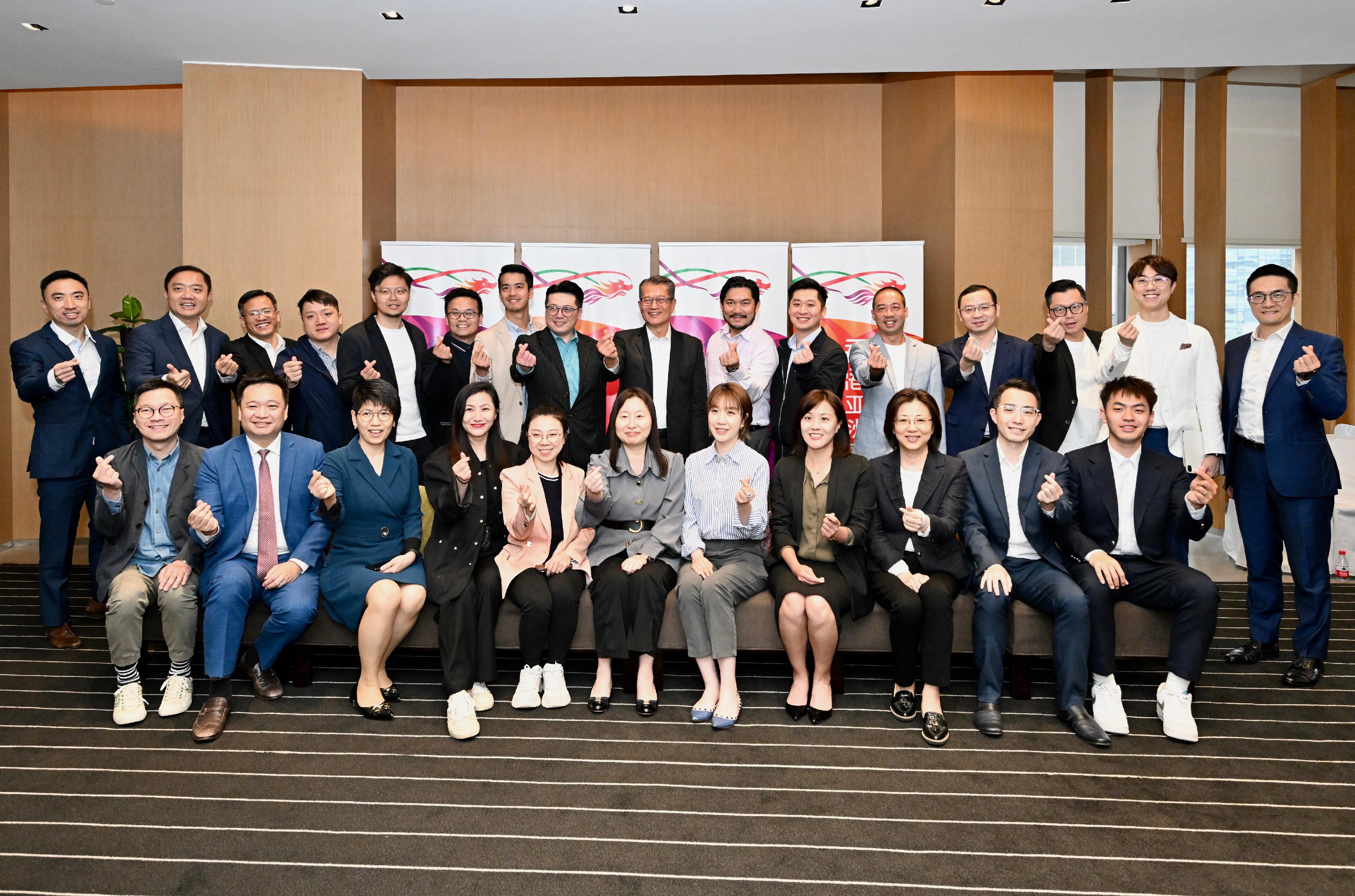 The Financial Secretary, Mr Paul Chan, meets with the Hong Kong young entrepreneurs in Guangzhou today (March 15) and exchanges views with them. Photo shows Mr Chan (back row, eighth right) with the Hong Kong young entrepreneurs.
