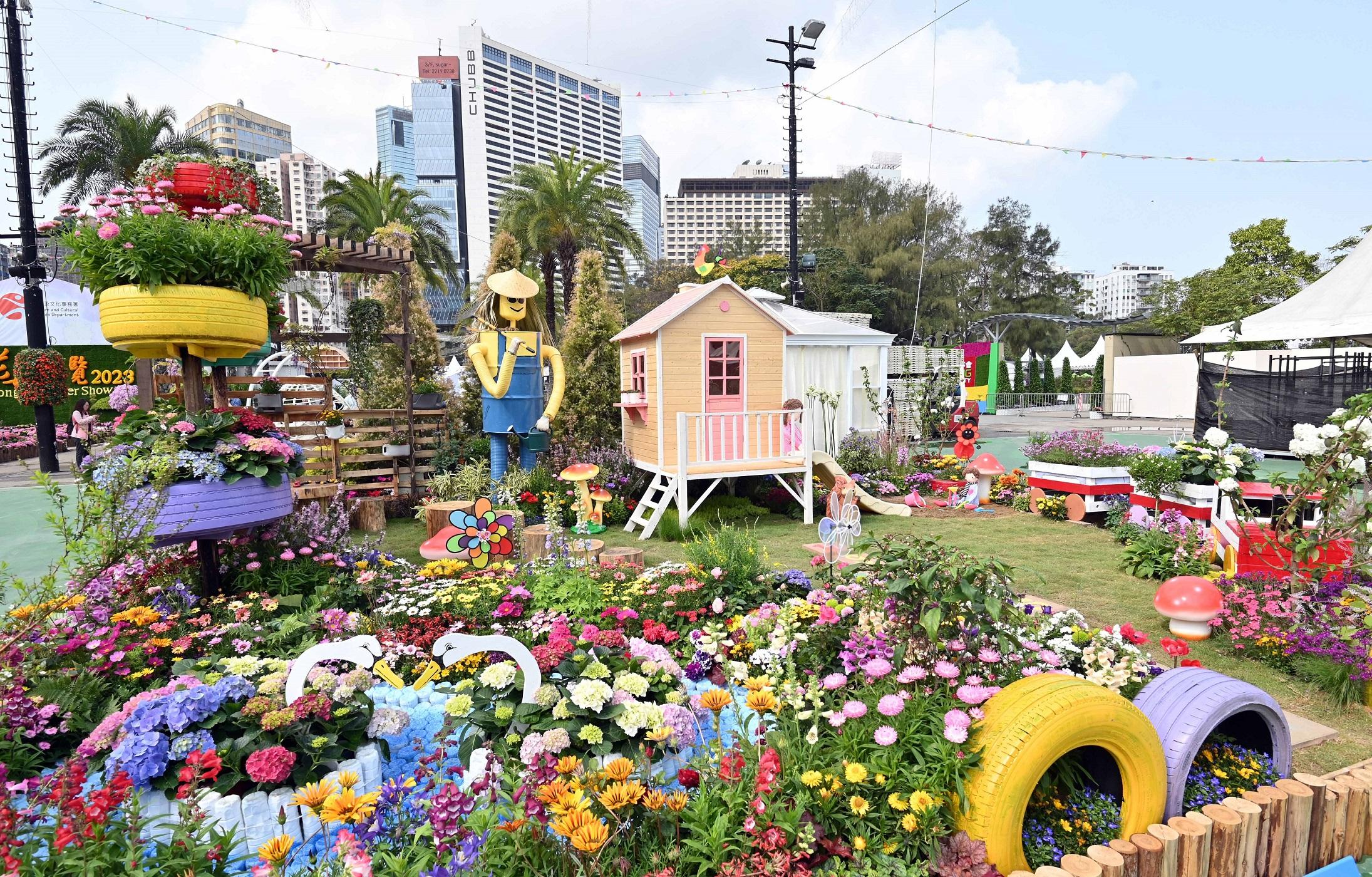 二零二三年香港花卉展覽（花展）現於維多利亞公園舉行，場內展出花展其中一項活動——十八區東方園圃及西方園圃比賽的得獎作品。圖示西方園圃環保優勝獎：南區的「童心園」。