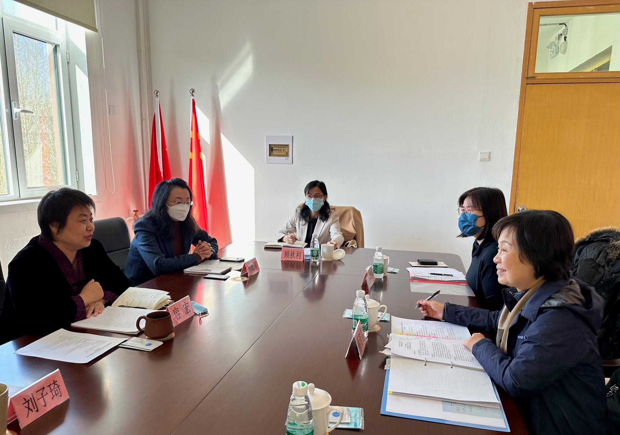 The Secretary for Education, Dr Choi Yuk-lin, yesterday (March 15) visited the Institute of Applied Linguistics of the Ministry of Education in Beijing to learn about the arrangements and requirements of the National Putonghua Proficiency Test. Photo shows Dr Choi (first right) and Deputy Director-General of the Institute of Applied Linguistics of the Ministry of Education Ms Rong Hong (first left), exchanging views in a meeting.