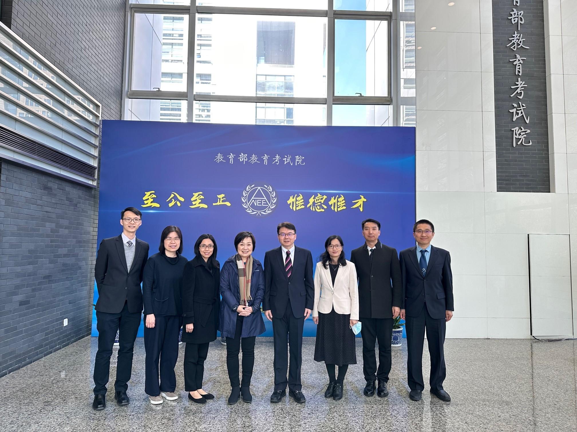 The Secretary for Education, Dr Choi Yuk-lin, yesterday (March 15) visited the National Education Examinations Authority in Beijing to learn about its work related to the organisation of Mainland and international examinations on the Mainland. Photo shows Dr Choi (fourth left) and the Vice President of the National Education Examinations Authority, Mr Yu Han (fourth right). 