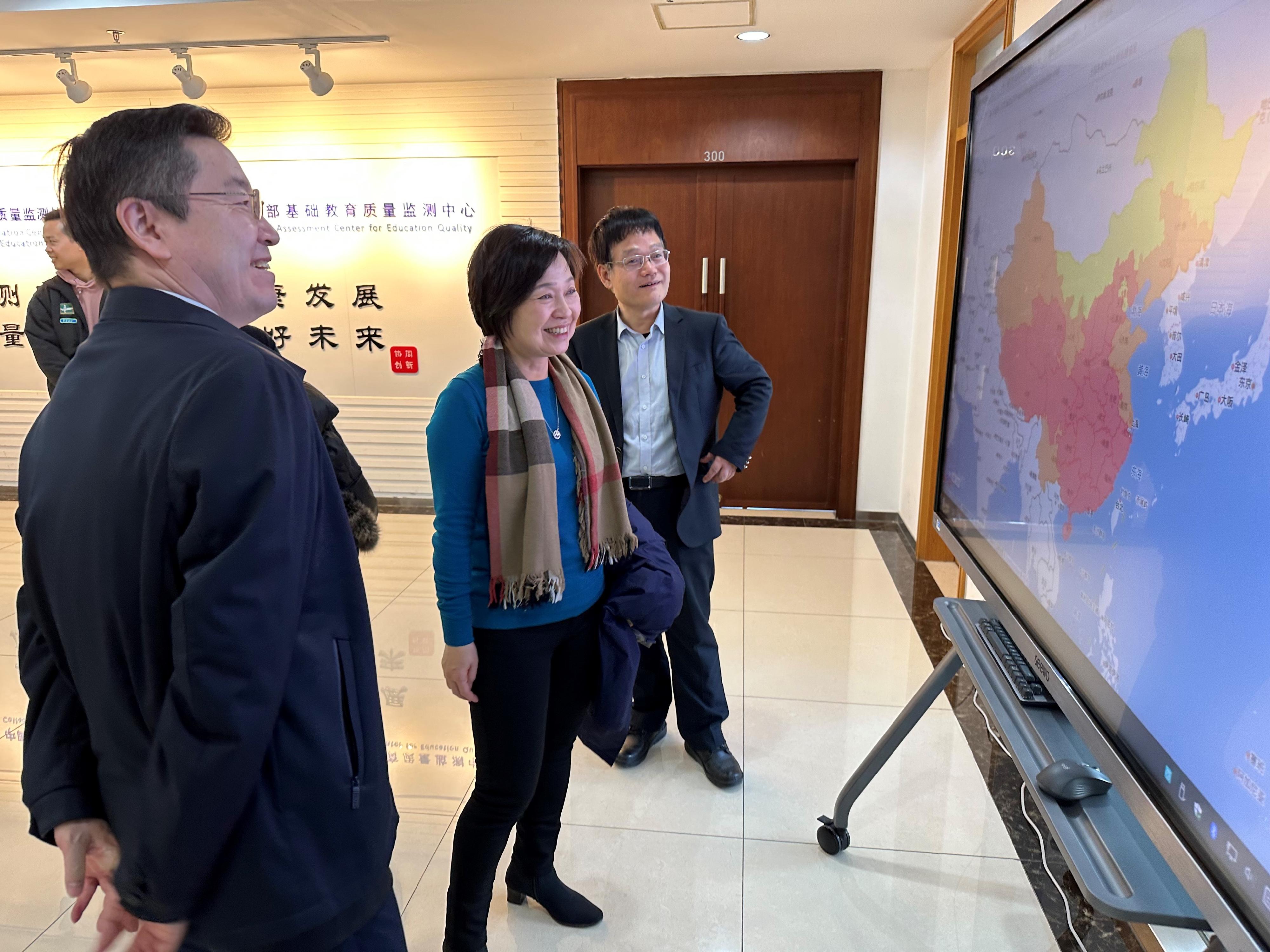 The Secretary for Education, Dr Choi Yuk-lin, yesterday (March 15) visited Beijing Normal University in Beijing. Photo shows Dr Choi (centre) touring the National Assessment Center for Education Quality on the campus.