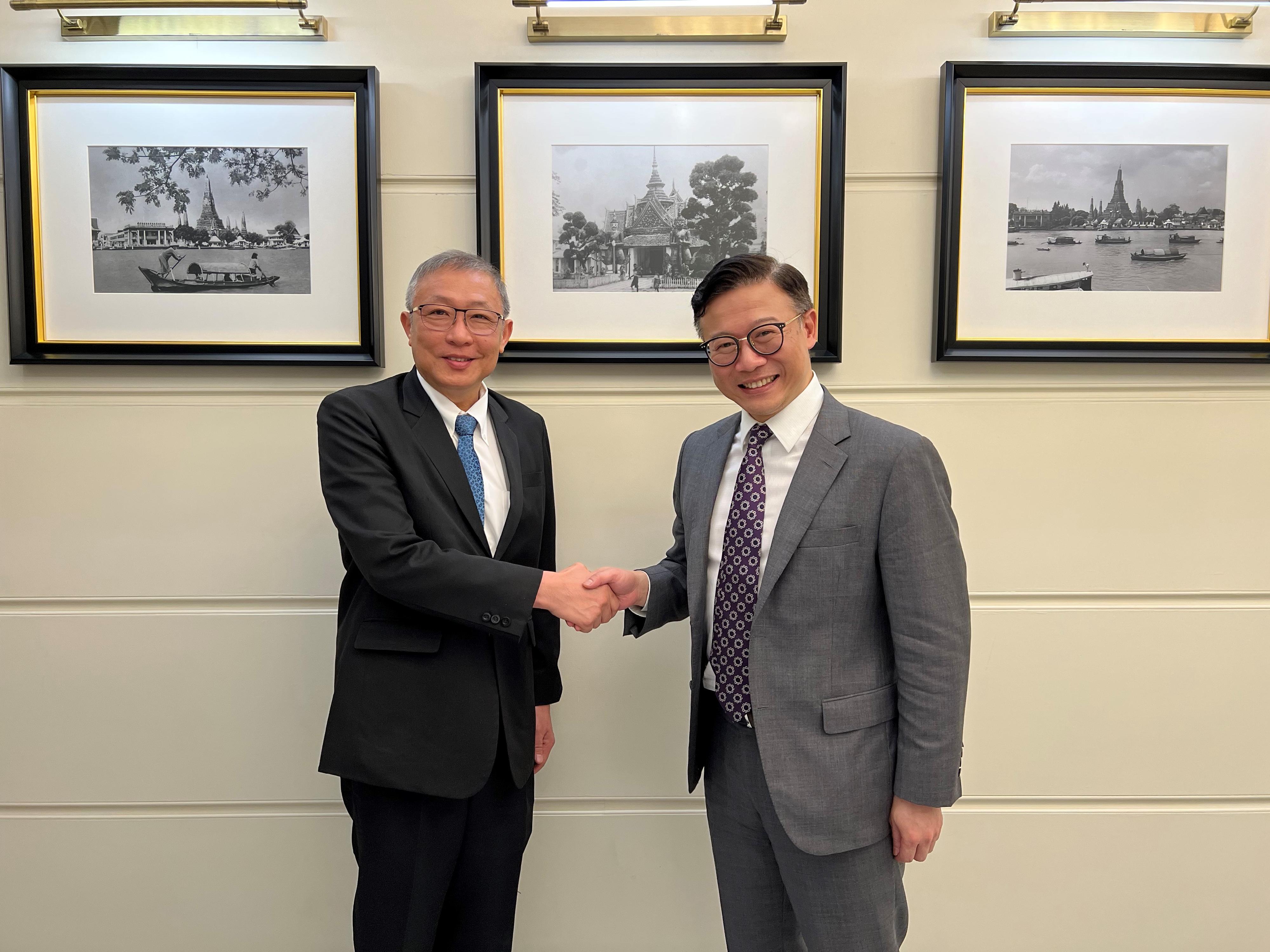The Deputy Secretary for Justice, Mr Cheung Kwok-kwan (right), met with the Secretary-General of the Office of the Judiciary of Thailand, Mr Teerasak Ngeeywijit (left), in Bangkok, Thailand, on March 15.