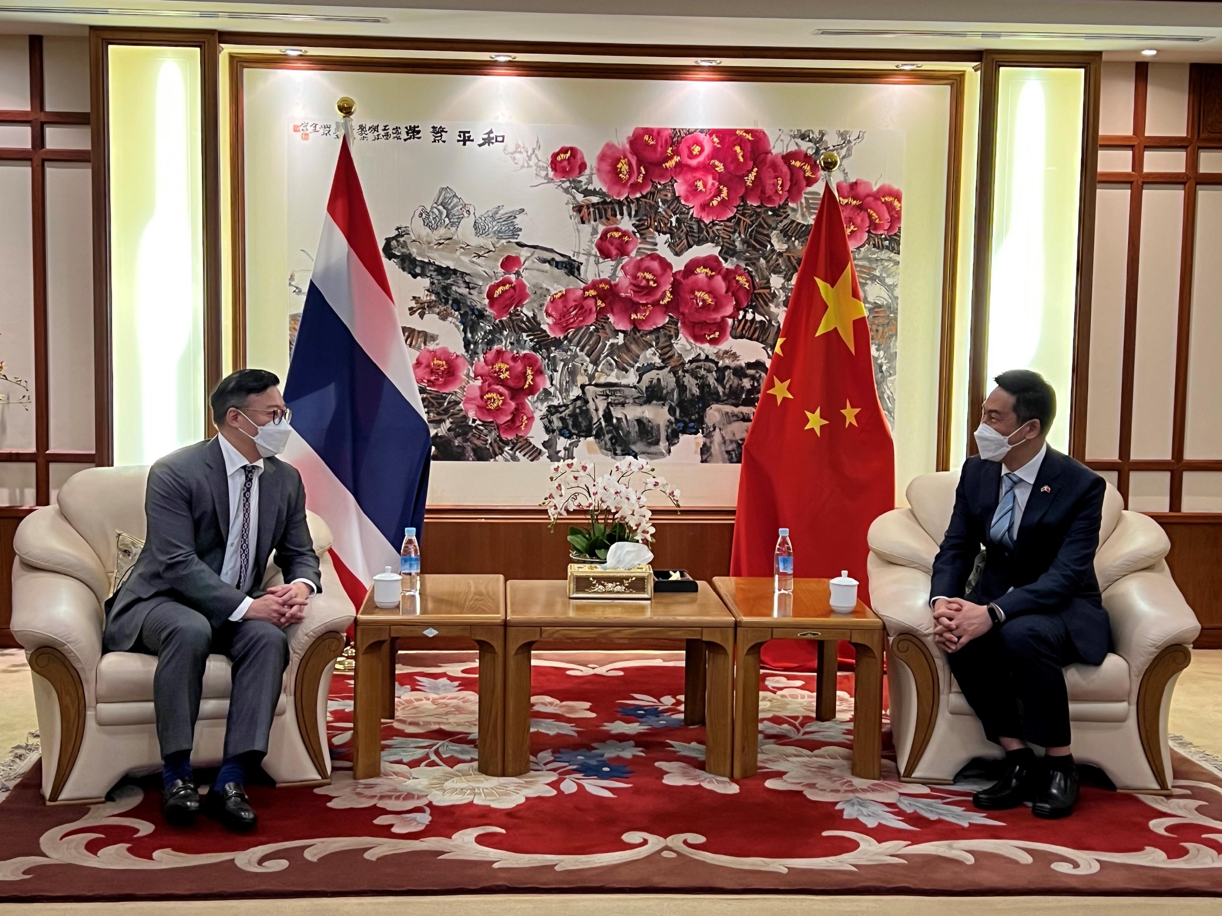 律政司副司長張國鈞（左）今日（三月十六日）在泰國曼谷拜會中華人民共和國駐泰王國大使館公參楊欣（右）。